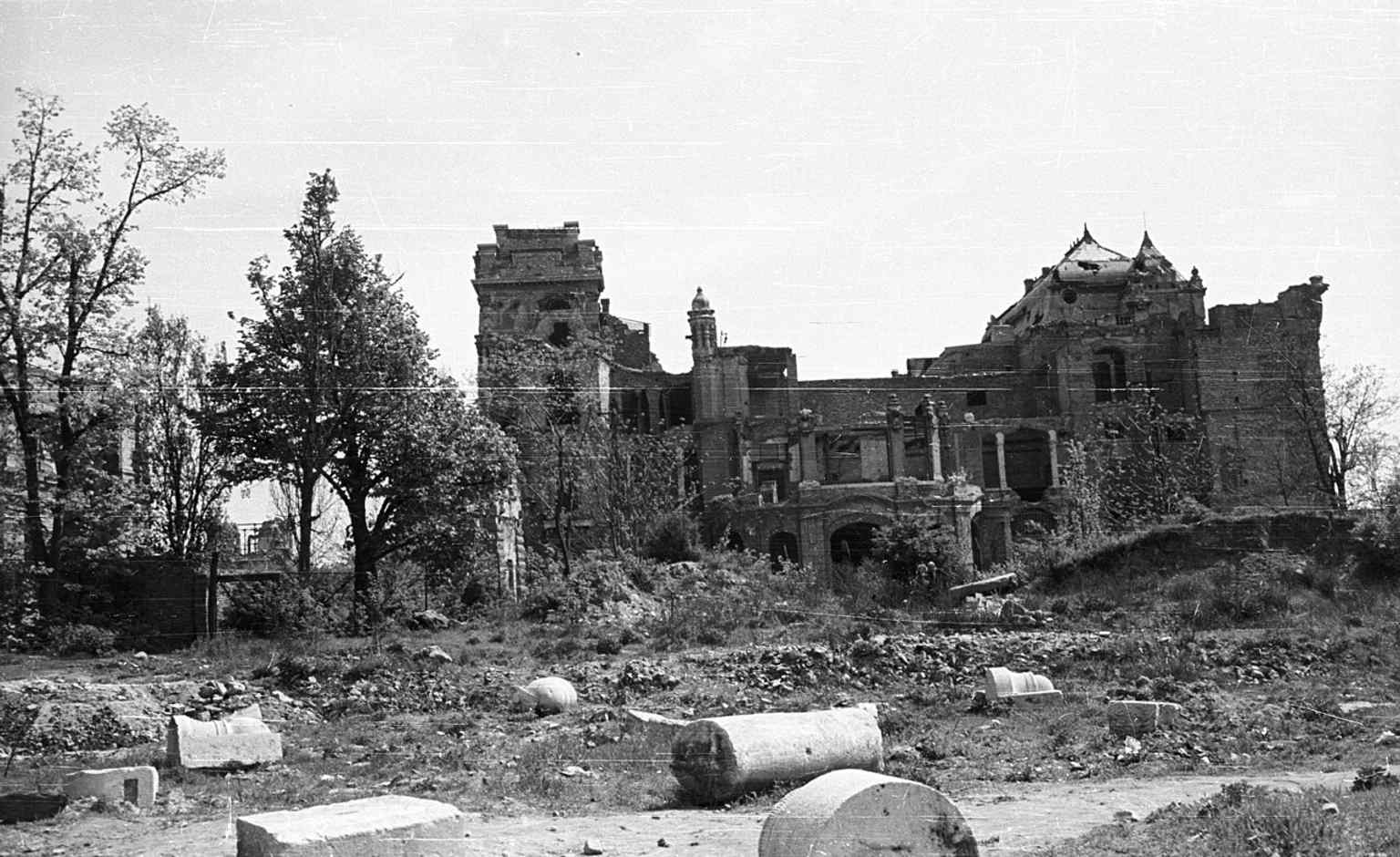 The substantial ruins of Archduke Joseph's Palace in 1958, a decade before its controversial demolition, despite experts believing the war damage was repairable.