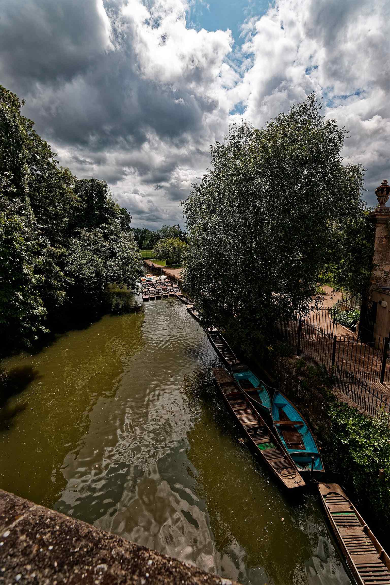 The garden beside the River Cherwell, matching the site chosen in 1621 on the floodplain by Magdalen College.