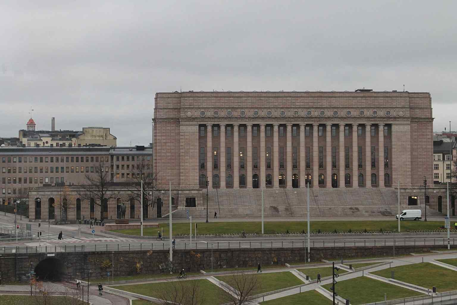 Seen from Oodi, this angle shows the parliament’s monumental facade and how it anchors the Etu-Töölö cityscape.