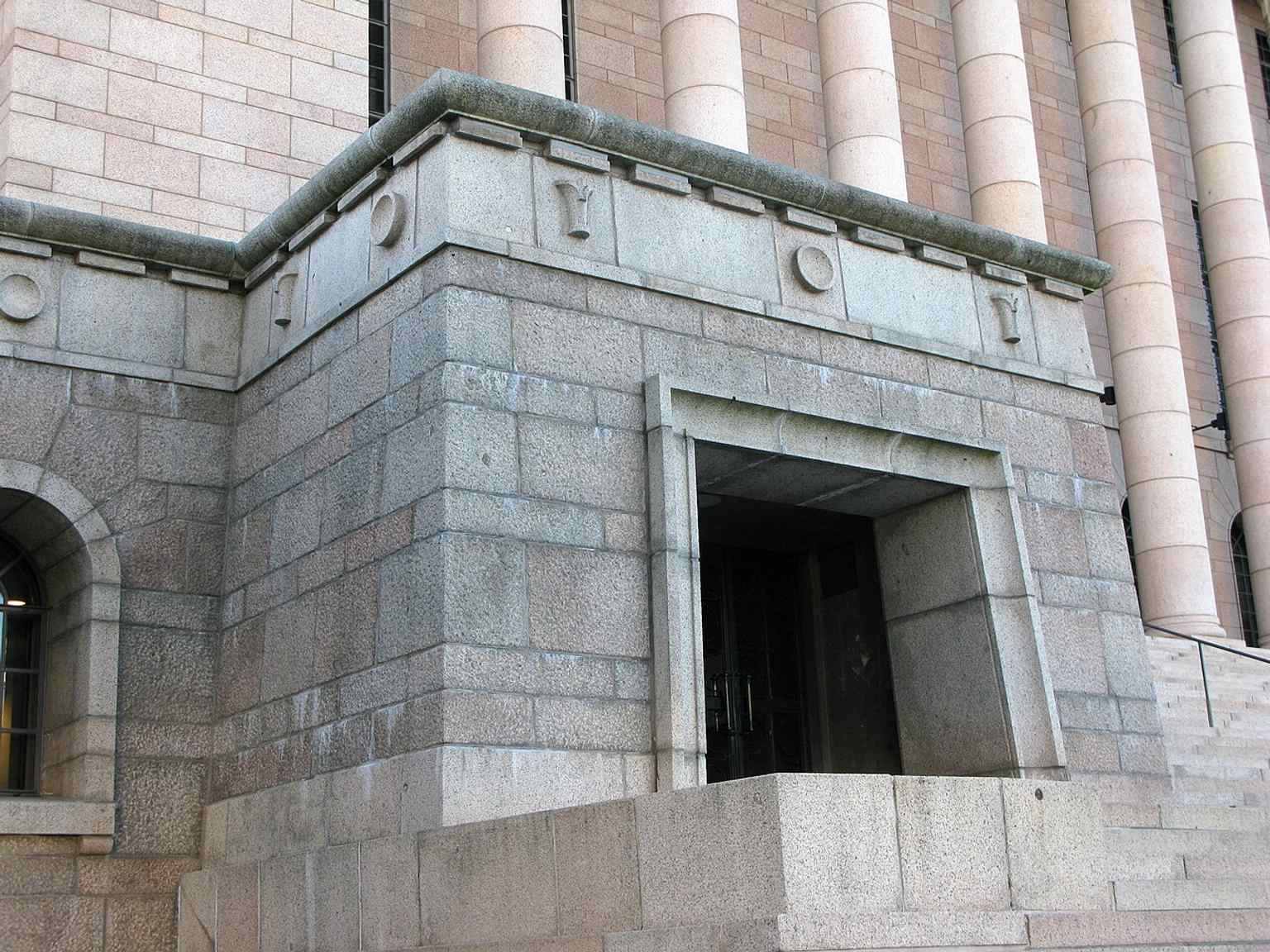 The entrance detail highlights the ceremonial stair and lehtiér access, part of Sirén’s symmetrical design for public processions.