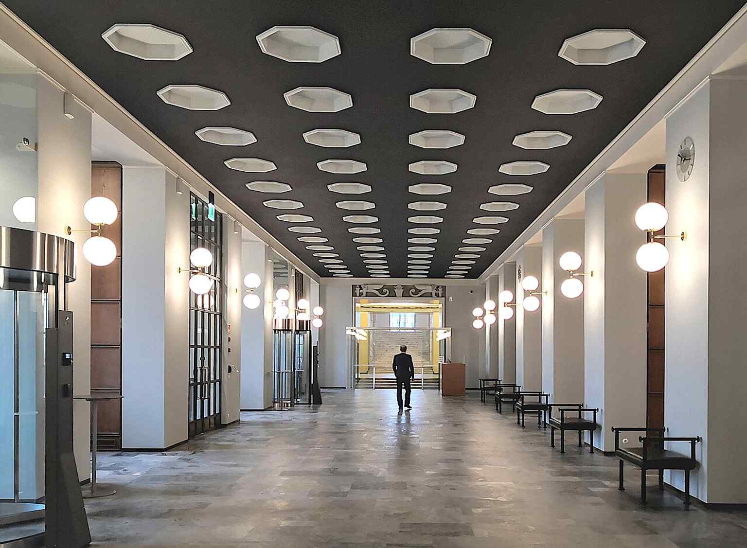 The main entrance hall reflects the building’s grand interior planning, where state functions were designed to feel formal but welcoming.