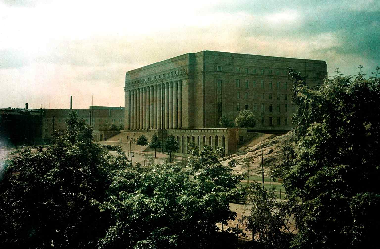 A 1930s view from Hakasalmi Park, showing the parliament soon after completion, when it symbolized Finland’s shift to a permanent seat of power.