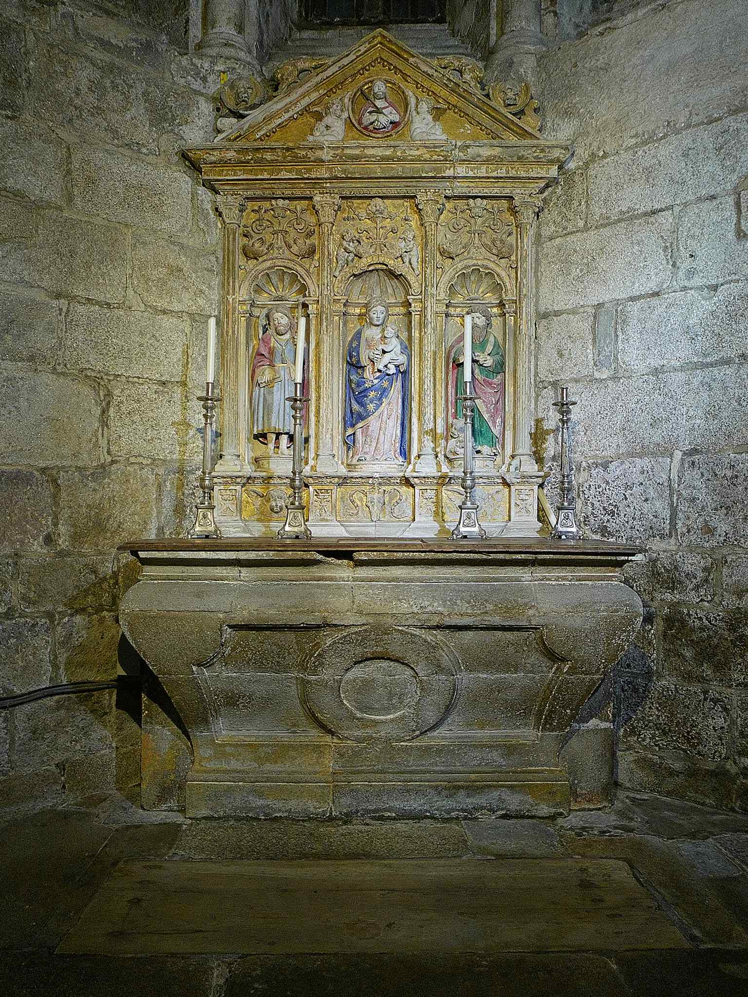 The altar of the Chapel of San Bartolomé features the Virgin of Good Counsel, within a chapel that also houses the Renaissance sepulchre of Diego de Castilla, great-grandson of King Pedro I.