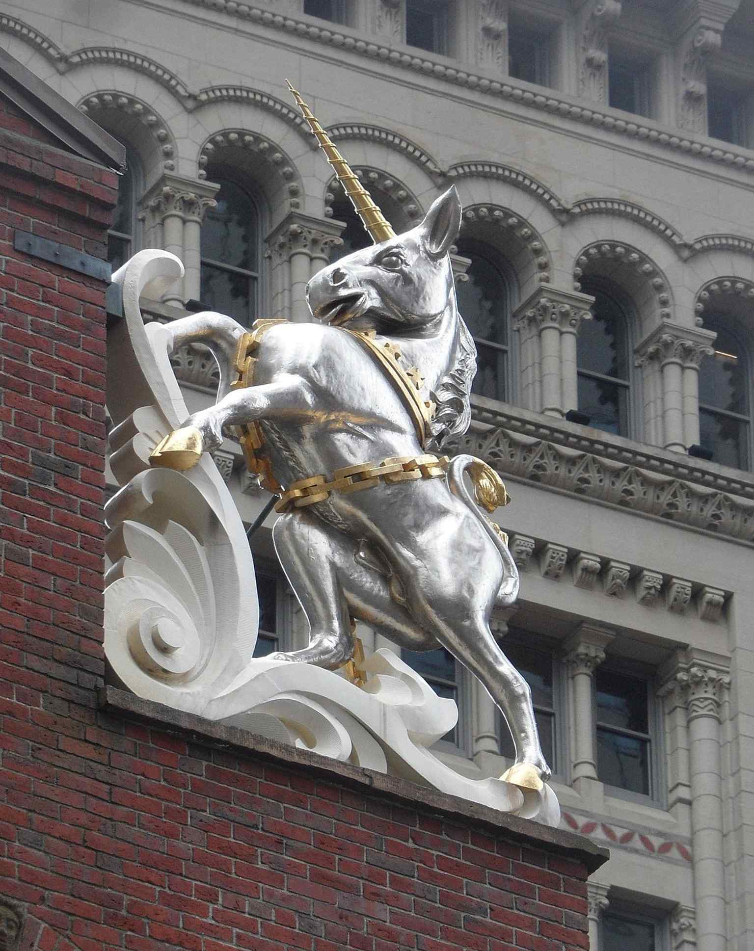 The heraldic unicorn on the facade recalls the British royal symbols added to the rebuilt building in the 1740s.