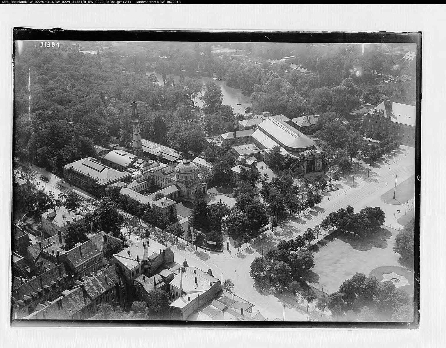 An aerial view of the Vierordtbad from 1931, illustrating its central location on the Festplatz next to the Kongresszentrum, a significant detail for the city's oldest public bath.