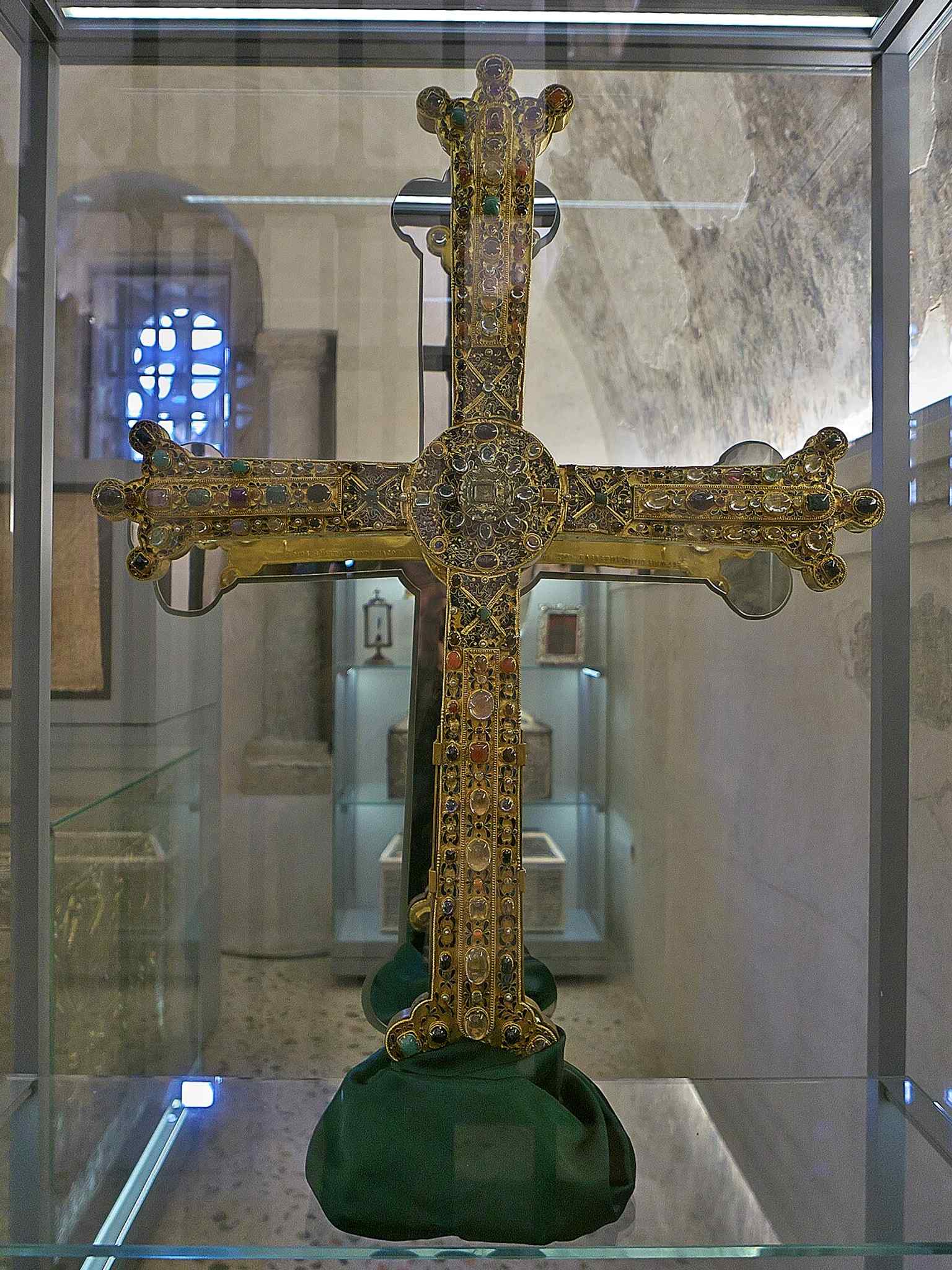 The Victory Cross, one of the chamber’s most treasured relics, kept in the Holy Chamber as a symbol of Asturias since 908.