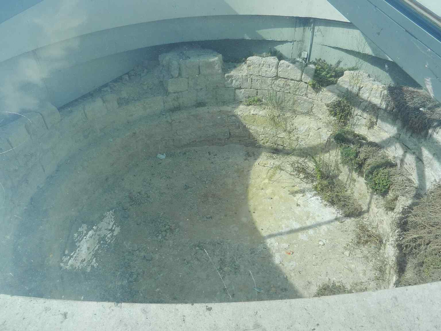 A surviving tower fragment of Château Vauclair, the last visible trace of the fort that once guarded La Rochelle’s old harbor and was later demolished after the 1372 siege.