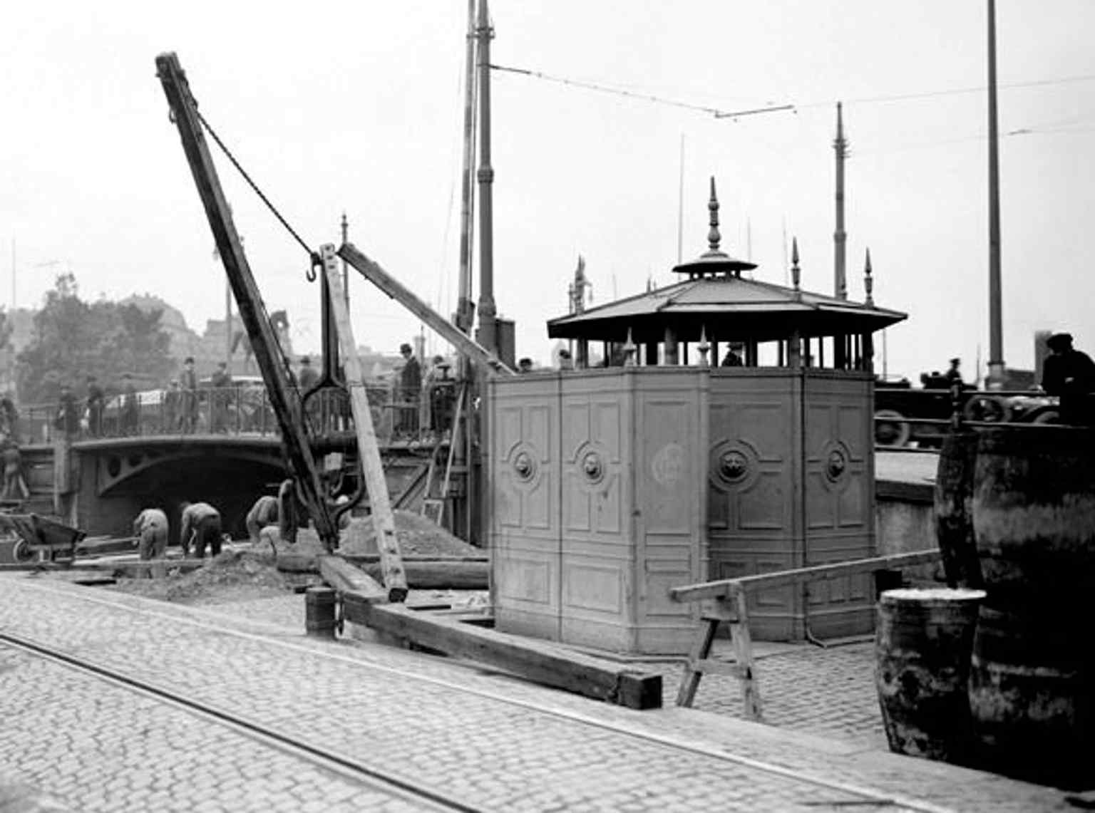 A rare detail from around 1900: one of Skeppsbrons public convenience buildings, part of the quay’s everyday working infrastructure.