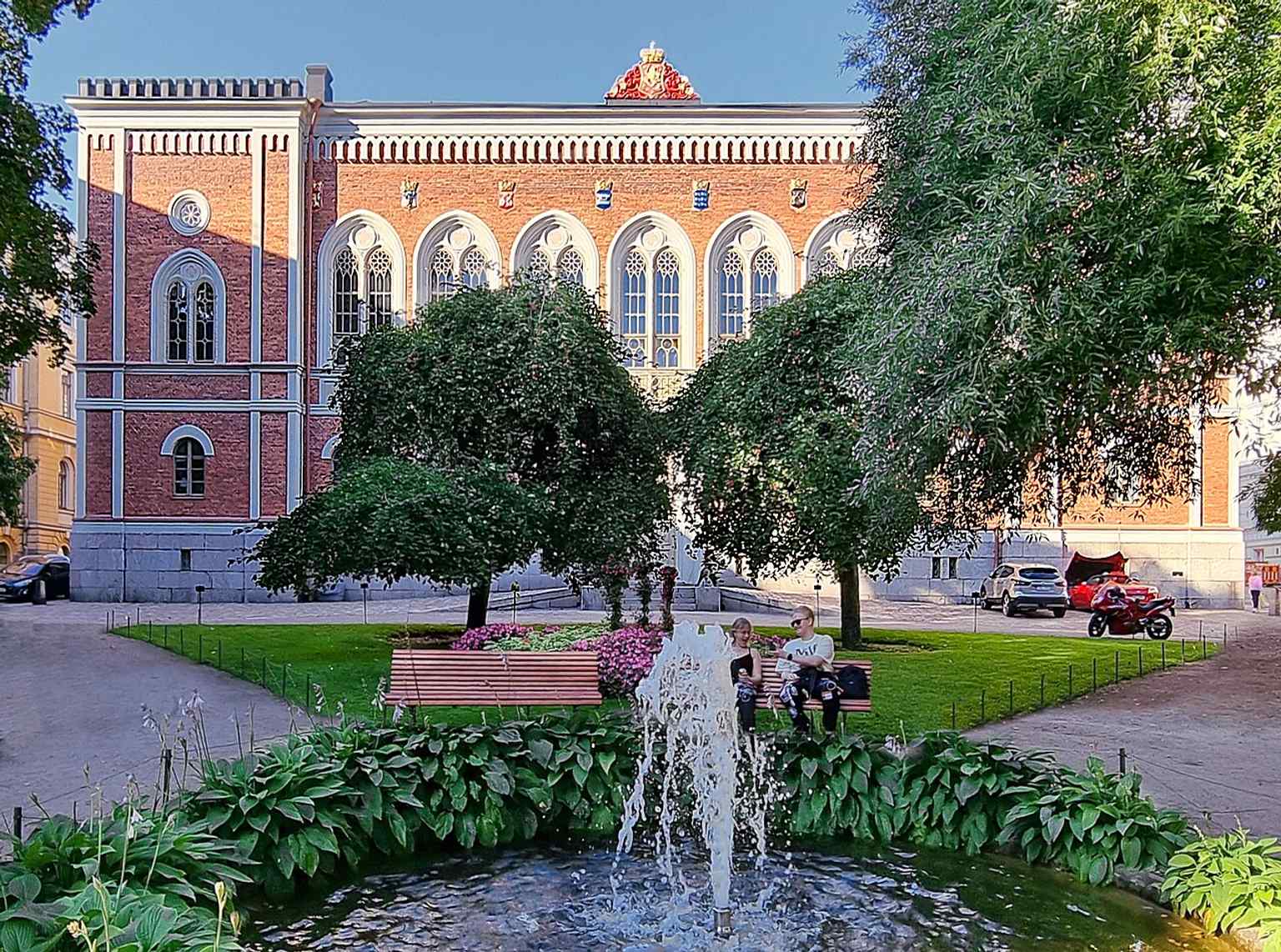 A closer look at the building’s front with the fountain in the foreground — a reminder that the southern side of the site was landscaped as a park early on.