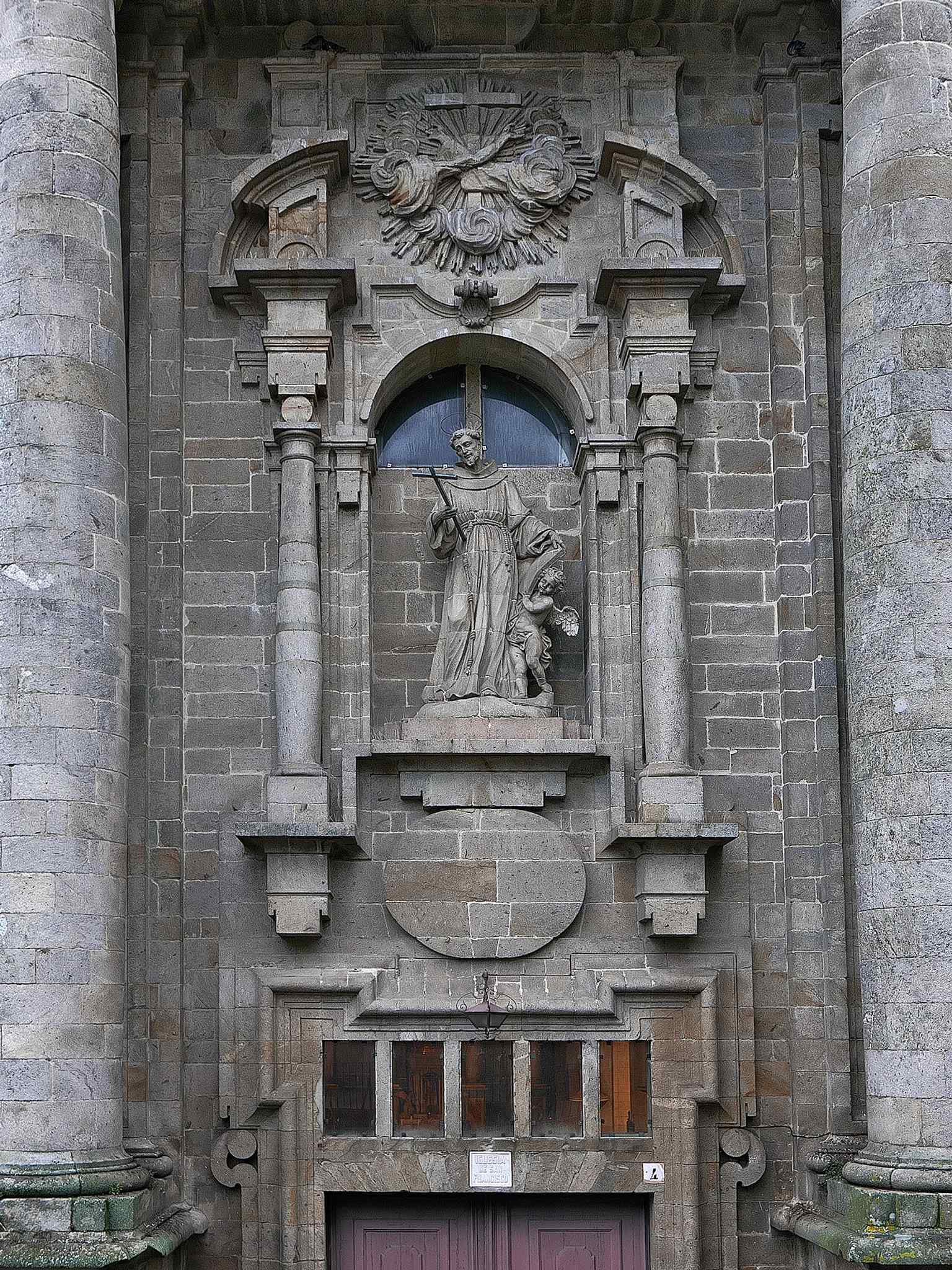 A closer look at the central figure on the facade, depicting San Francisco sculpted by José Antonio Mauro Ferreiro Suárez, flanked by Doric columns.