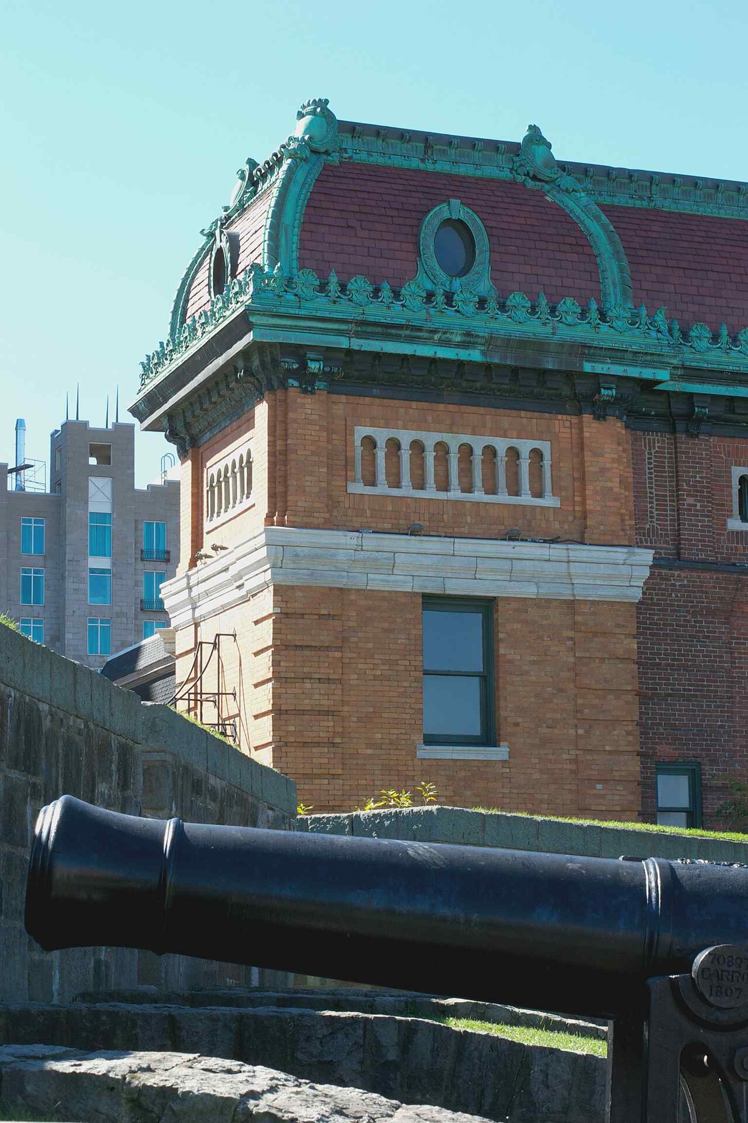 Cannons and the Capitole together — a striking reminder that the theatre sits within Quebec’s fortified old city landscape.