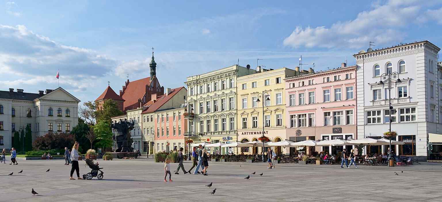A broad view of the square’s open paving and surrounding buildings — useful for explaining the market’s rectangular layout and central location.