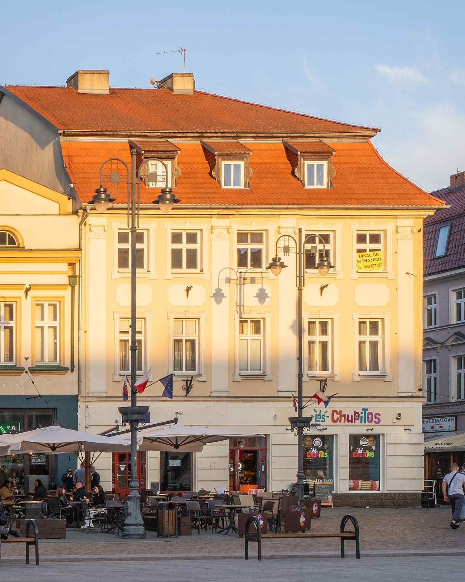 Stary Rynek 27 at the corner with Magdzińskiego, one of the square’s notable historic tenements with deep medieval foundations.