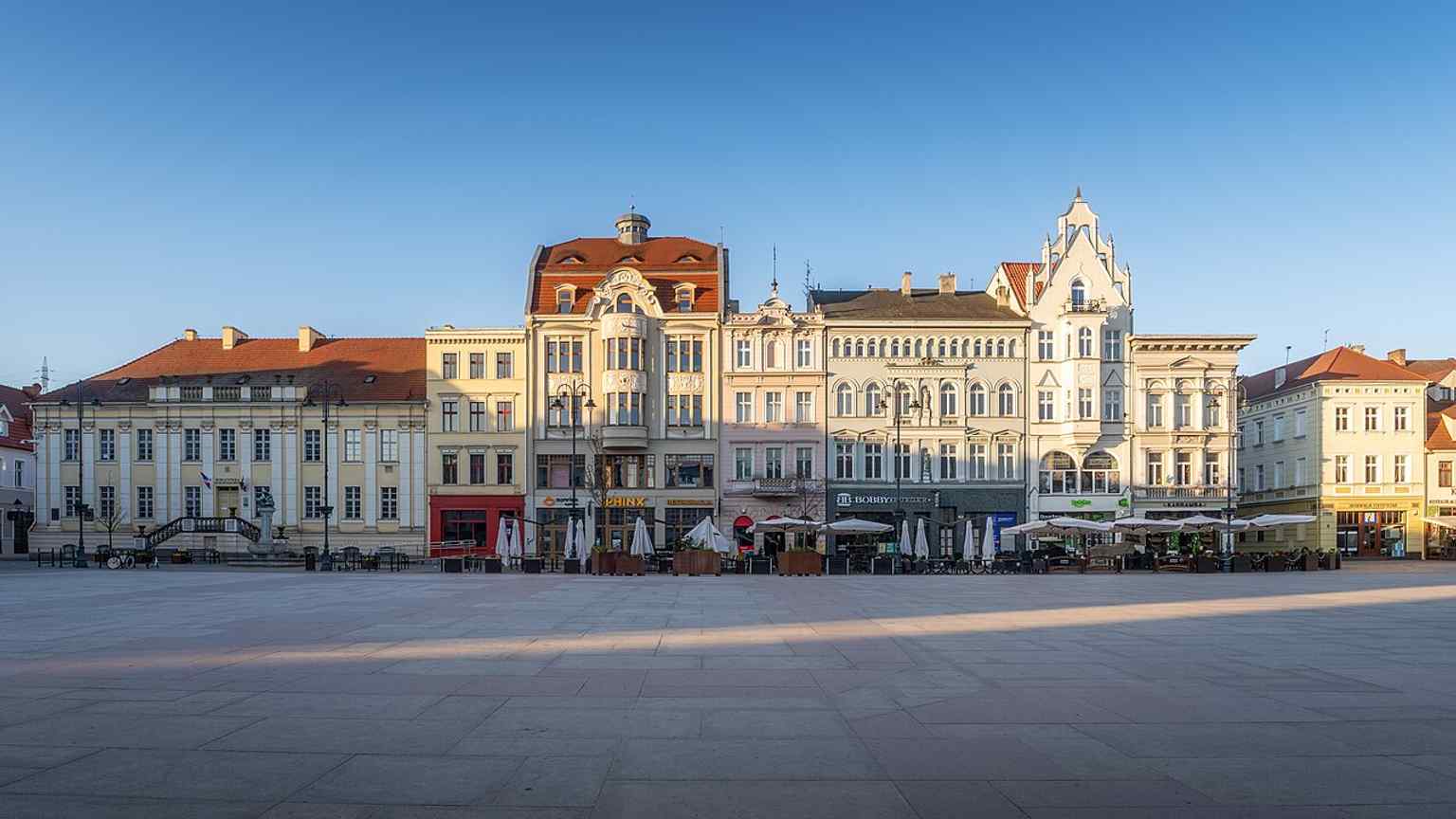The south side of the square, matching the historic market edge that once held stalls, shops, and street access toward Długa Street.