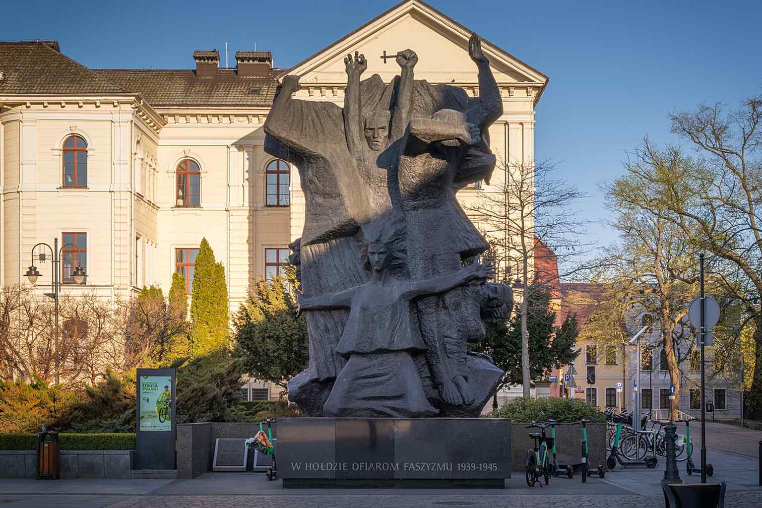 The Monument to the Struggle and Martyrdom of the Bydgoszcz Land stands on the former western frontage, marking the site of the 1939 executions.