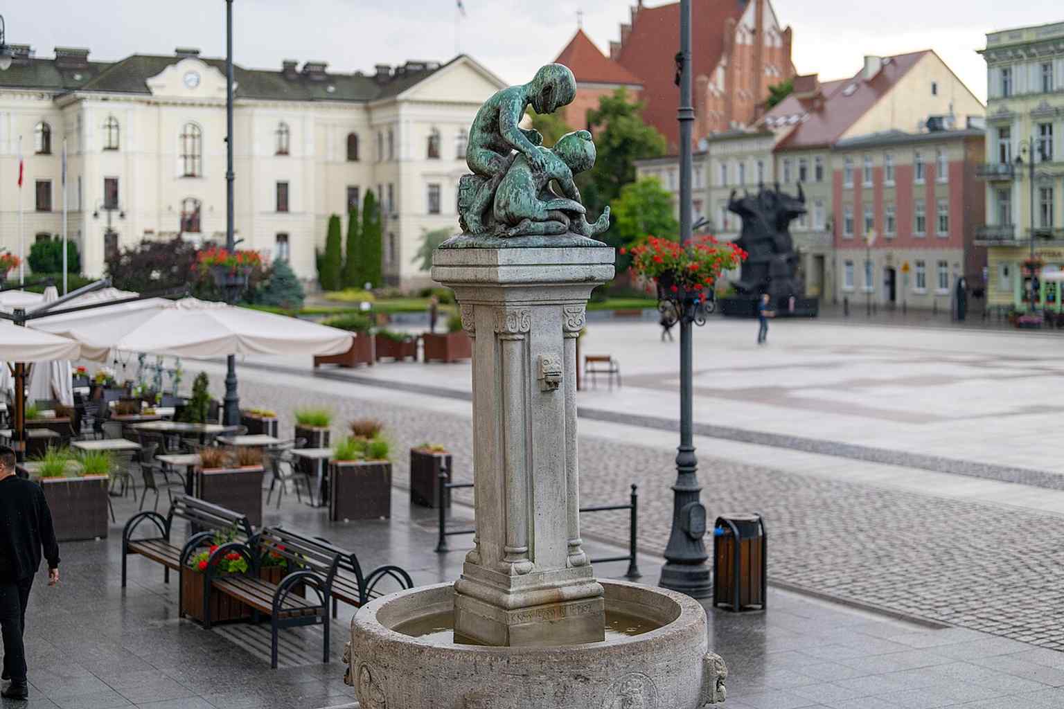 The Children Playing with a Goose fountain, a 1909 gift from pharmacist Alfred Kupffender, now one of the square’s best-known details.
