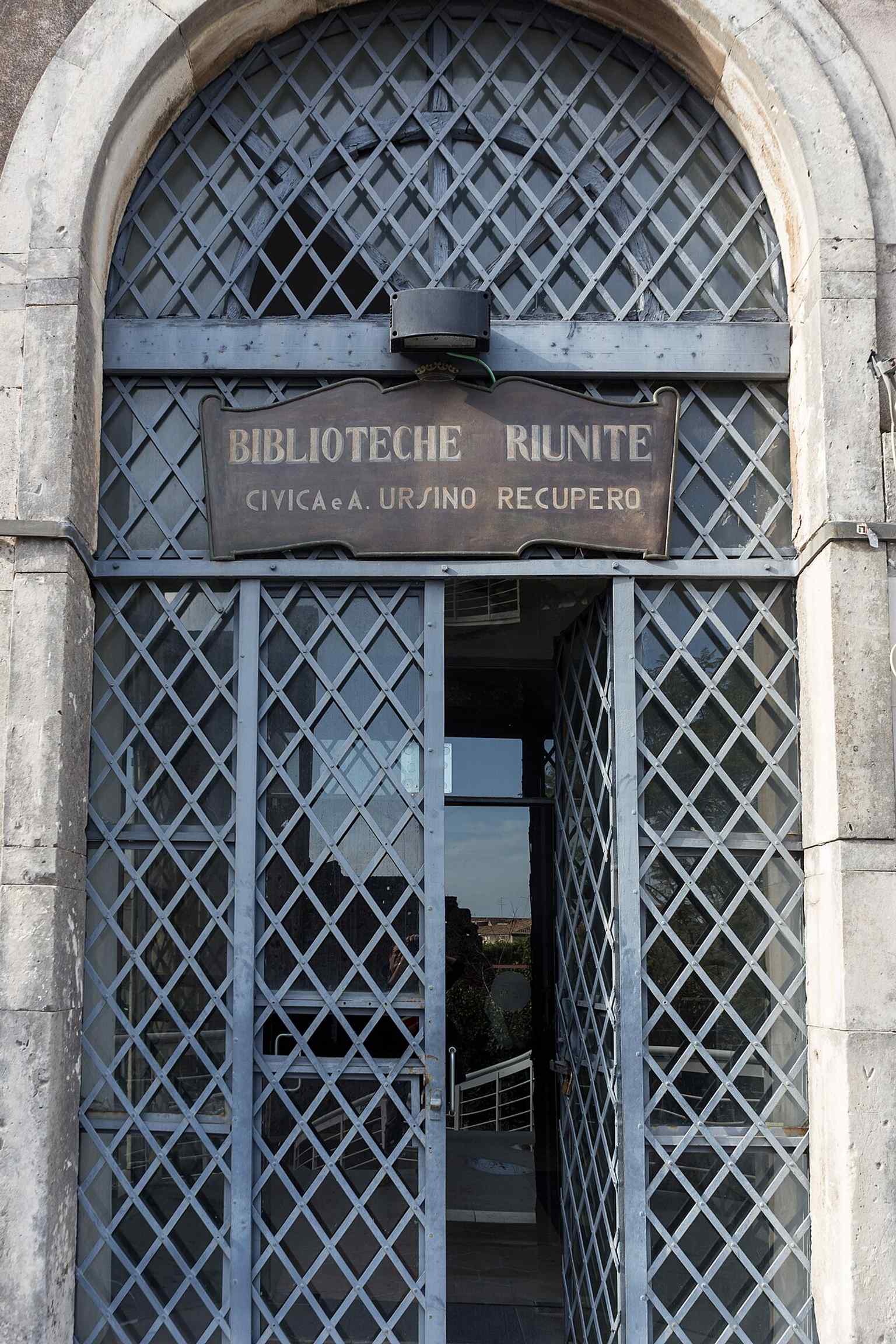 A clear view of the library’s entrance in the former Monastery of San Nicolò l’Arena, where the 1931 merger brought two major collections together under one roof.