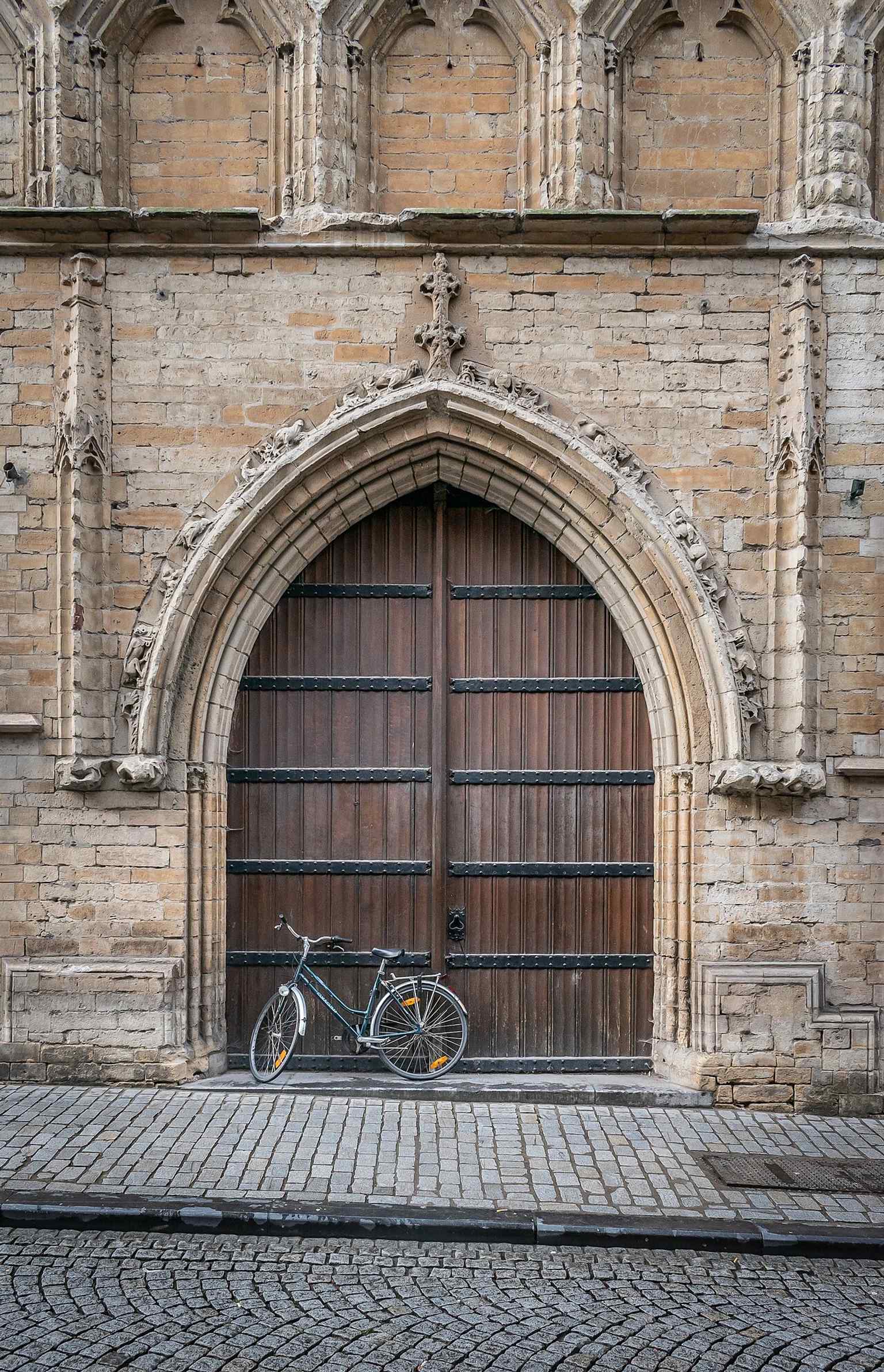 The pointed portal emphasizes the hall’s medieval origins beneath later university functions and renovations.