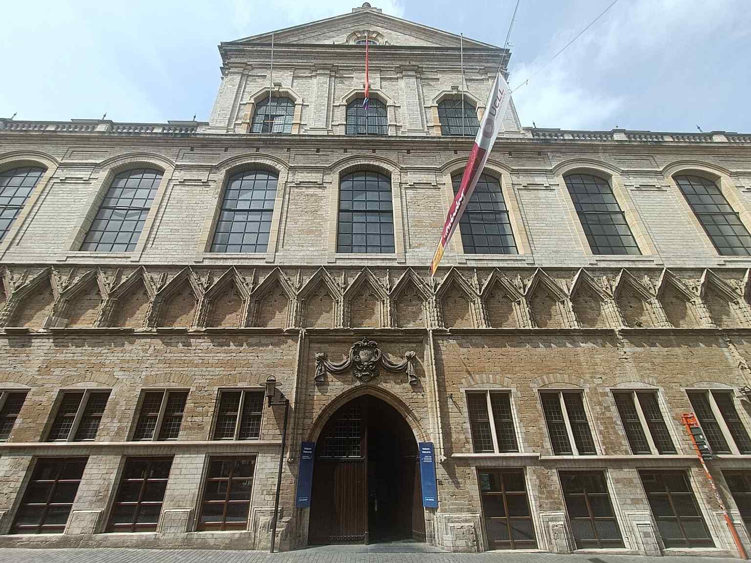 A contemporary exterior angle that helps connect the old cloth hall to its present role as KU Leuven’s headquarters.