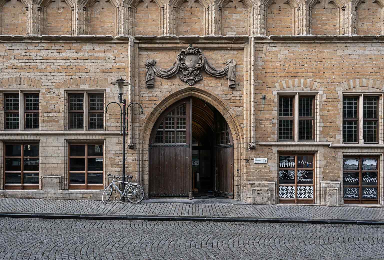 A close look at the portal and windows, useful for highlighting the rebuilt façade after the 1914 fire and later restorations.