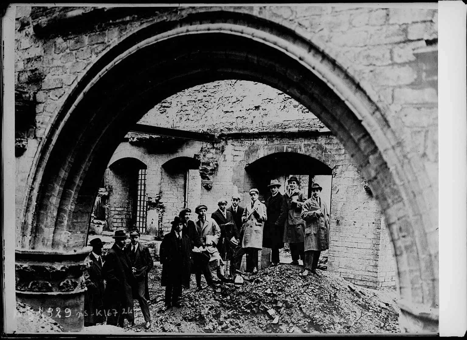 Students among the 1919 ruins of the university library, evoking the aftermath of the First World War devastation in Leuven.