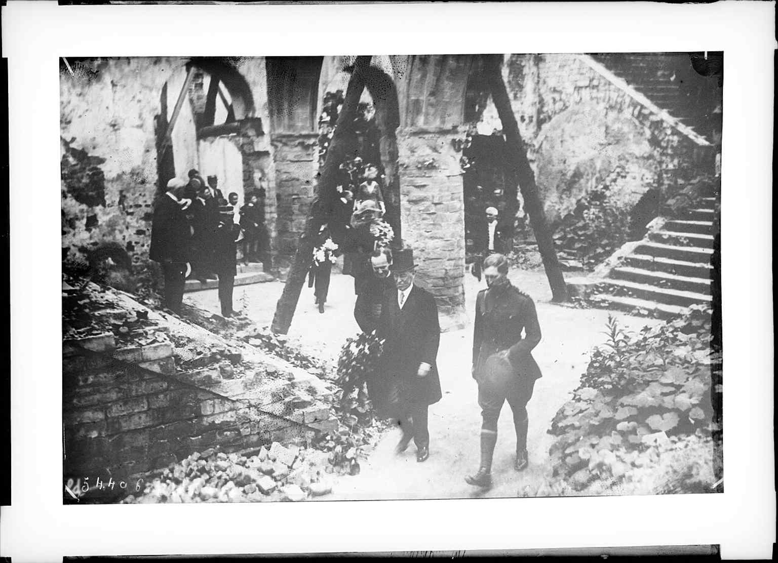 King Albert I and Woodrow Wilson in the ruined library in 1919, turning the site into an international symbol of wartime destruction.