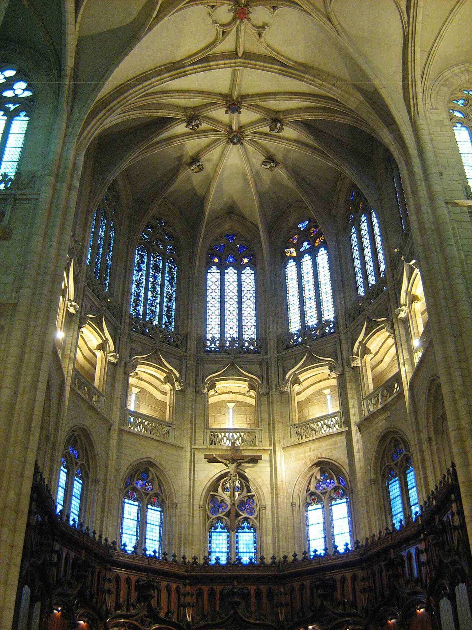 The choir, where the collegiate chapter gathered, recalls Saint-Nizier’s role as both parish church and important clerical institution.
