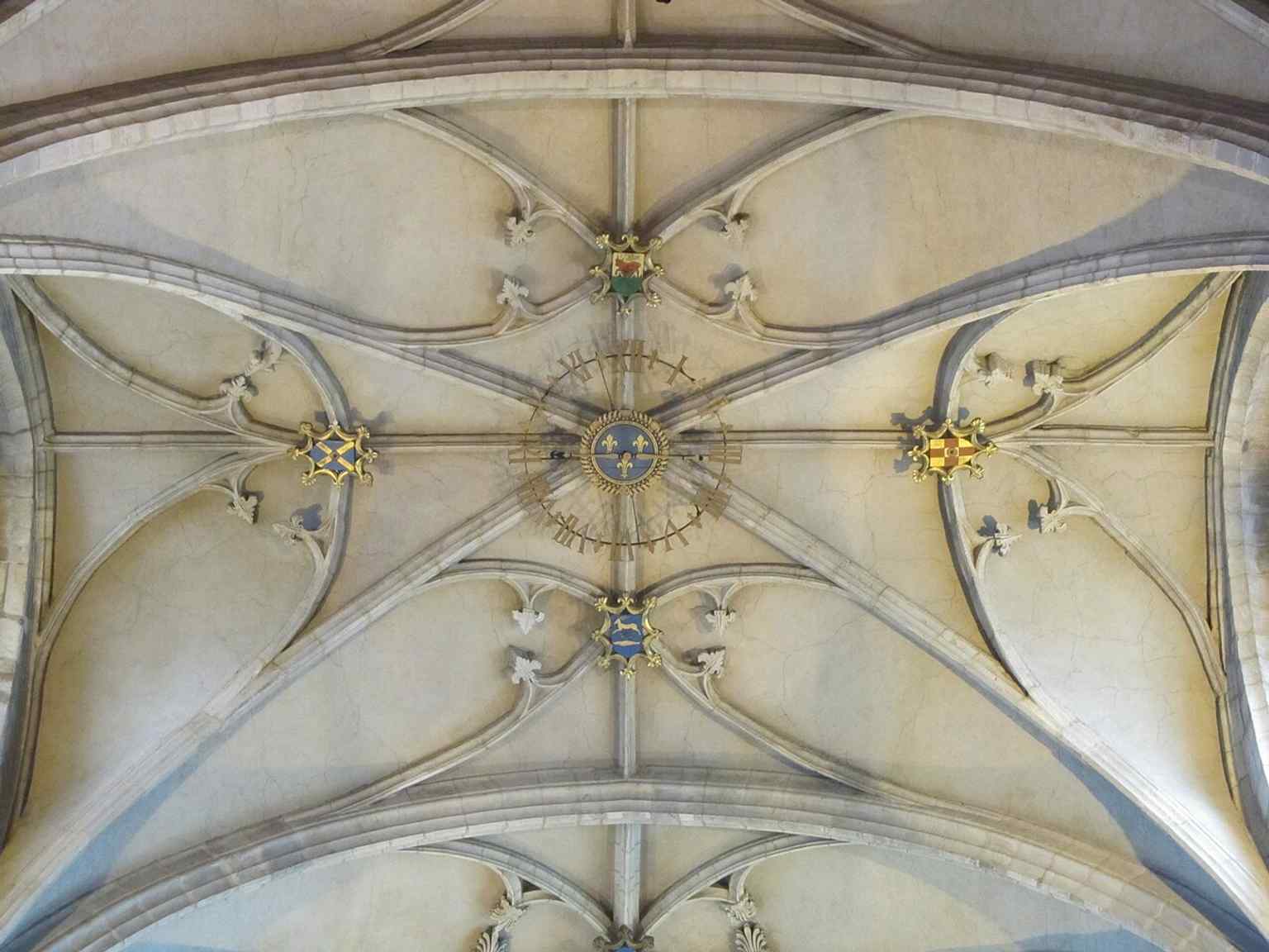 The interior clock in the vault recalls Saint-Nizier’s famous 17th-century clockwork tradition and its long civic role.