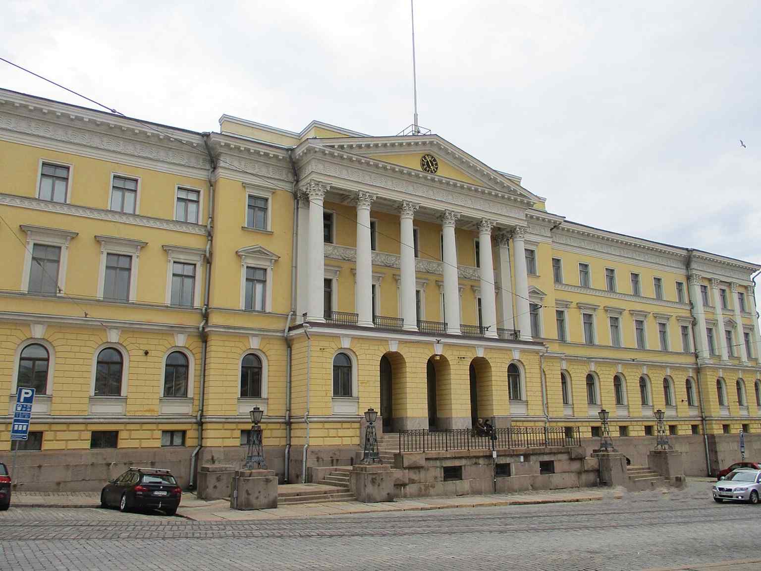 The Government Palace seen from the Senate Square, the Neo-Classical façade Engel began designing in 1818 for Finland’s central administration.