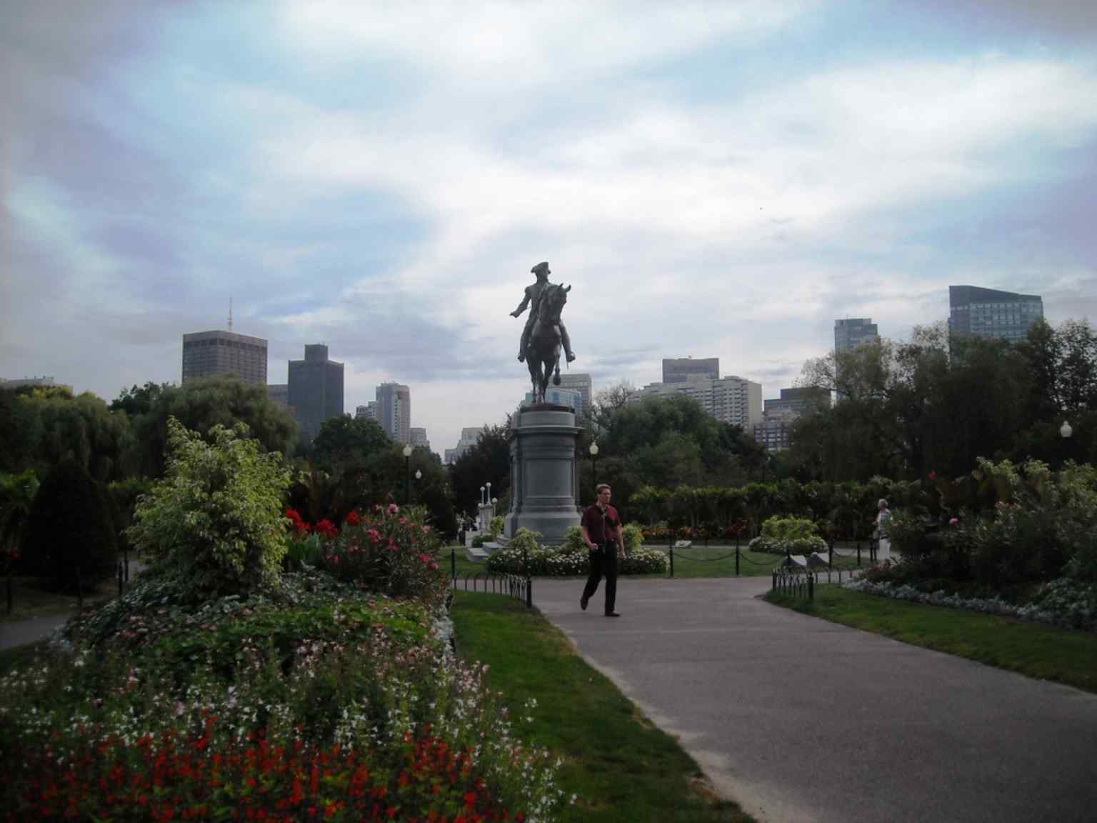George Washington on horseback stands at the Arlington Street entrance, the garden’s best-known statue and a dominant western landmark.