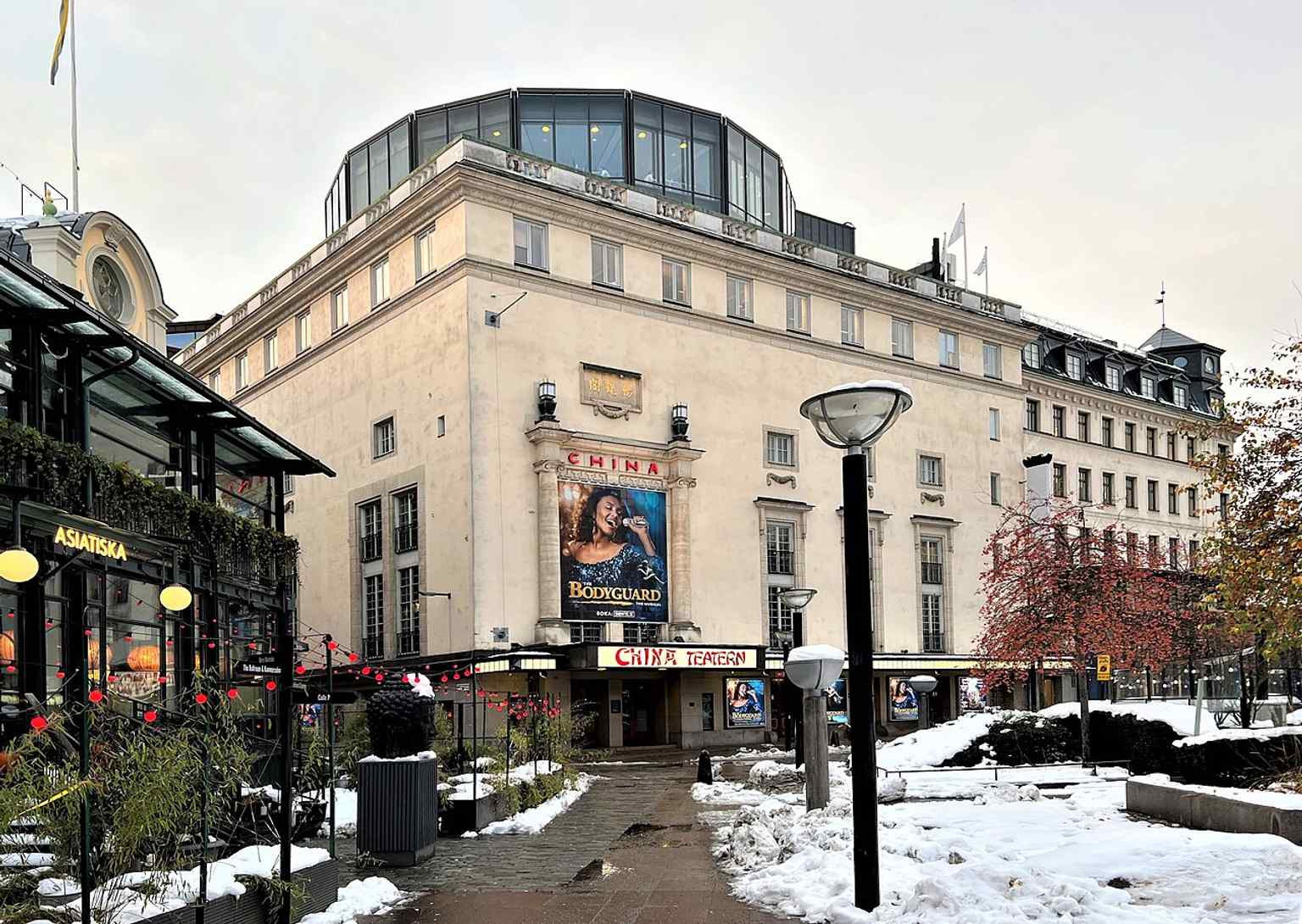 This 2022 image shows Chinateatern next to Berzelii Park, highlighting its central location and connection to the Berns hotel via an underground passage, as described in the history.