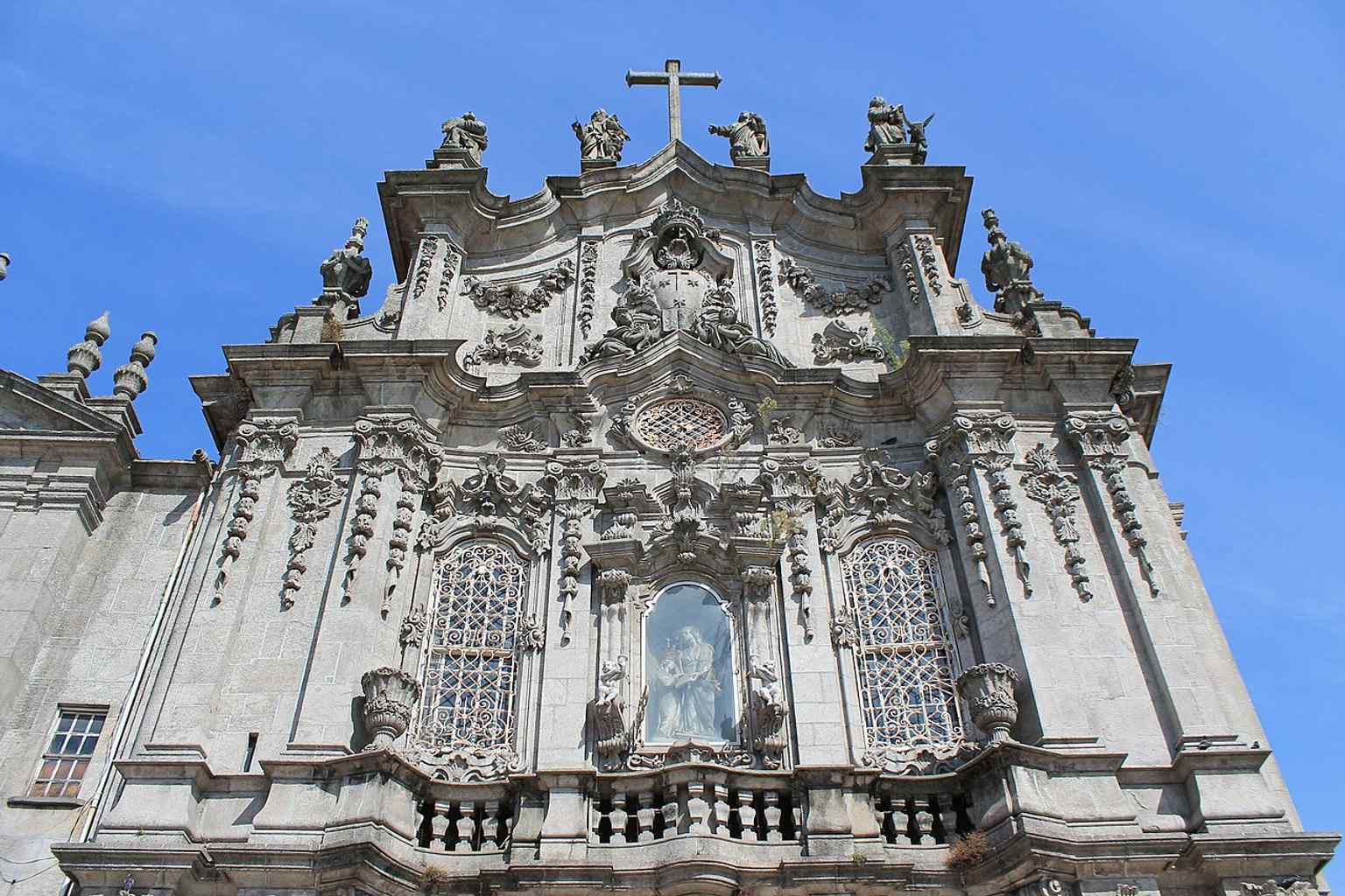 The front view of the Carmo and Carmelitas complex shows the famous side-by-side churches that were forced apart by the tiny “Hidden House” between them.