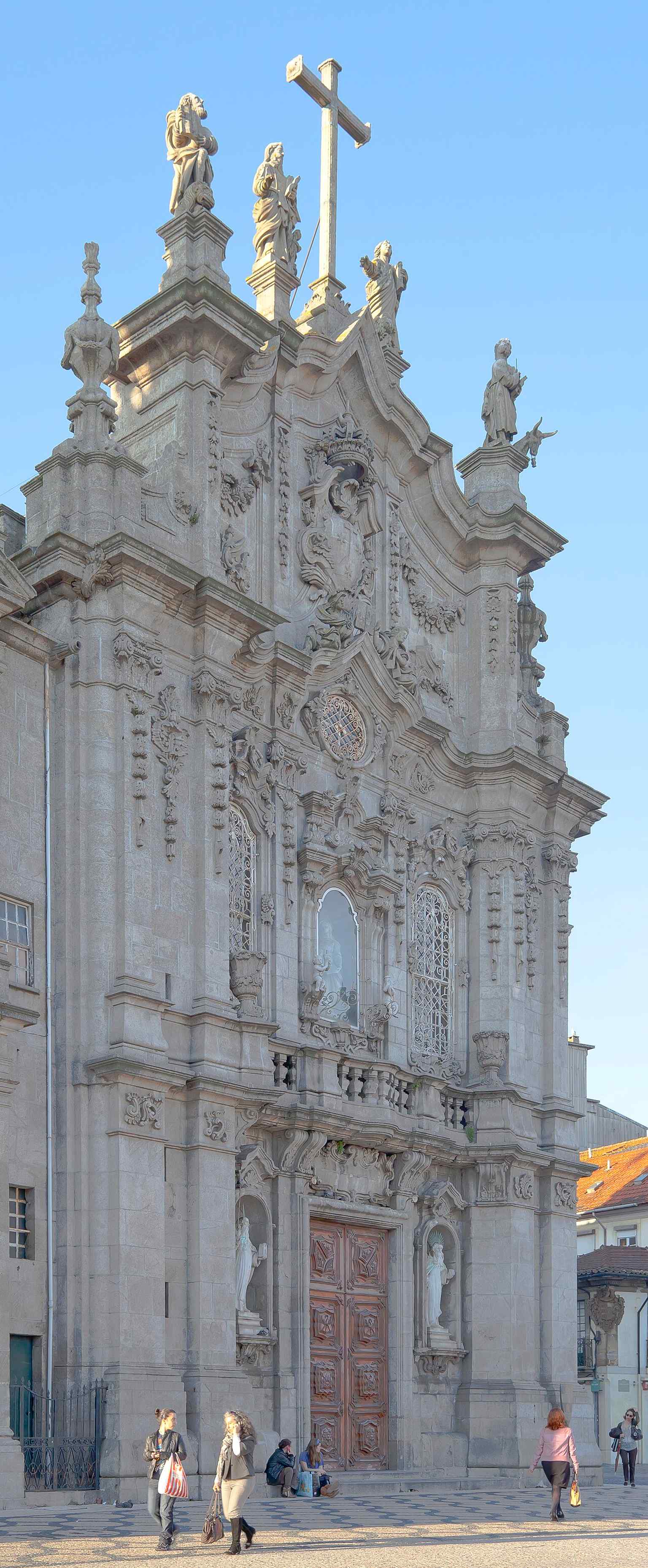 A full-height view of Carmo Church’s Baroque-Rococo facade, where Santa Ana, the prophets Elias and Eliseu, and the Evangelists decorate the front.