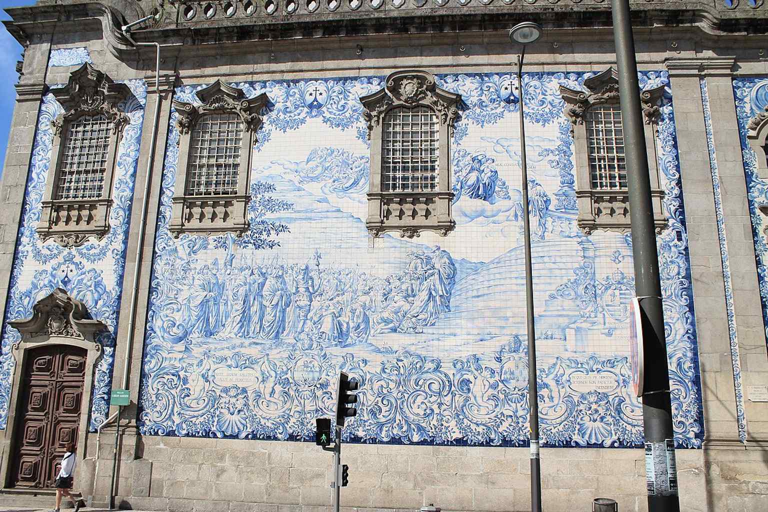 A closer look at the tiled side wall emphasizes the church’s celebrated azulejo decoration, added in 1912 and covering a vast surface.