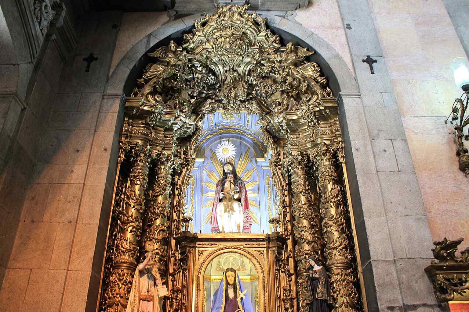 A broad interior view reveals the gilded altars, paintings, and devotional atmosphere that define the Carmo Church’s Baroque setting.