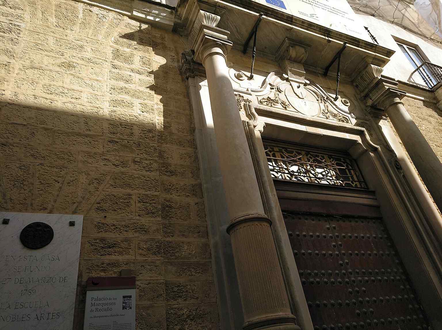 Another exterior view of the Recaño Palace, useful for showing the building’s noble façade in the old center of Cádiz.
