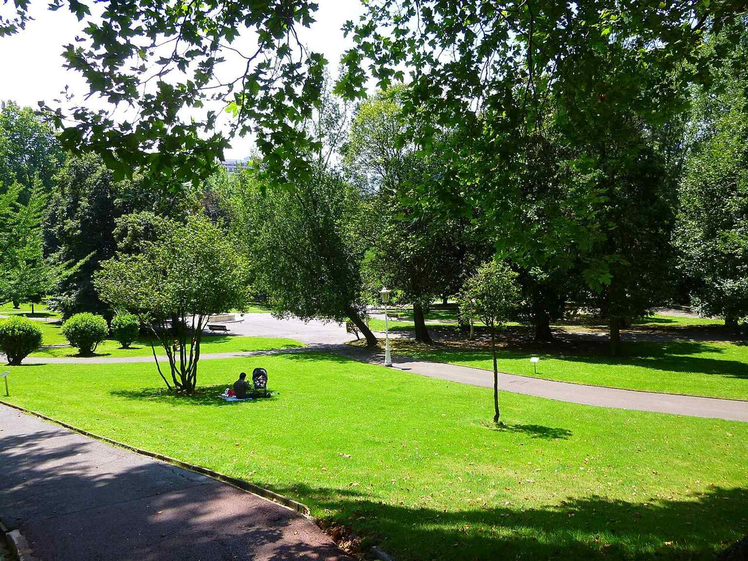 A broad view of Doña Casilda Iturrizar Park, Bilbao’s historic green heart and long-time public garden in the Indautxu district.