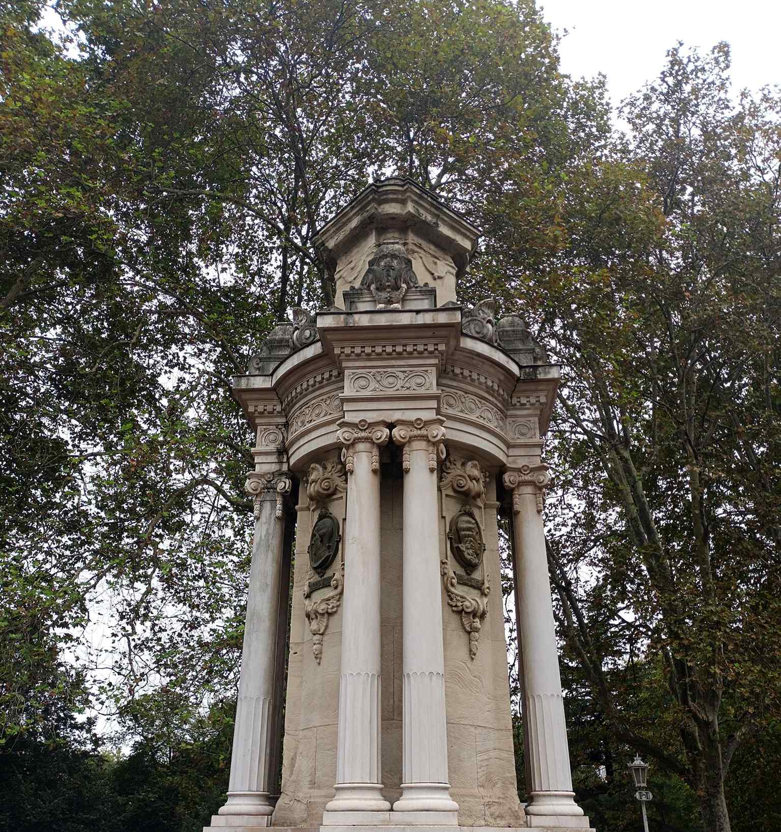 The park’s fountain, one of the memorial features that help turn Doña Casilda park into an open-air tribute to Bilbao’s history.