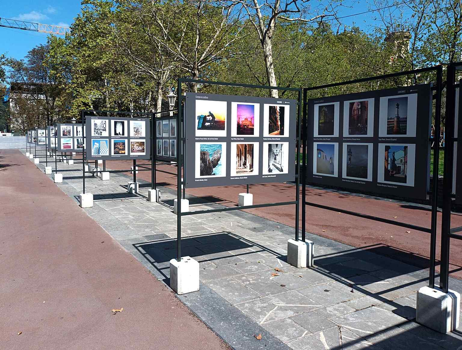 An outdoor exhibition staged in the park, showing how Doña Casilda Iturrizar Park still serves as a public cultural venue.