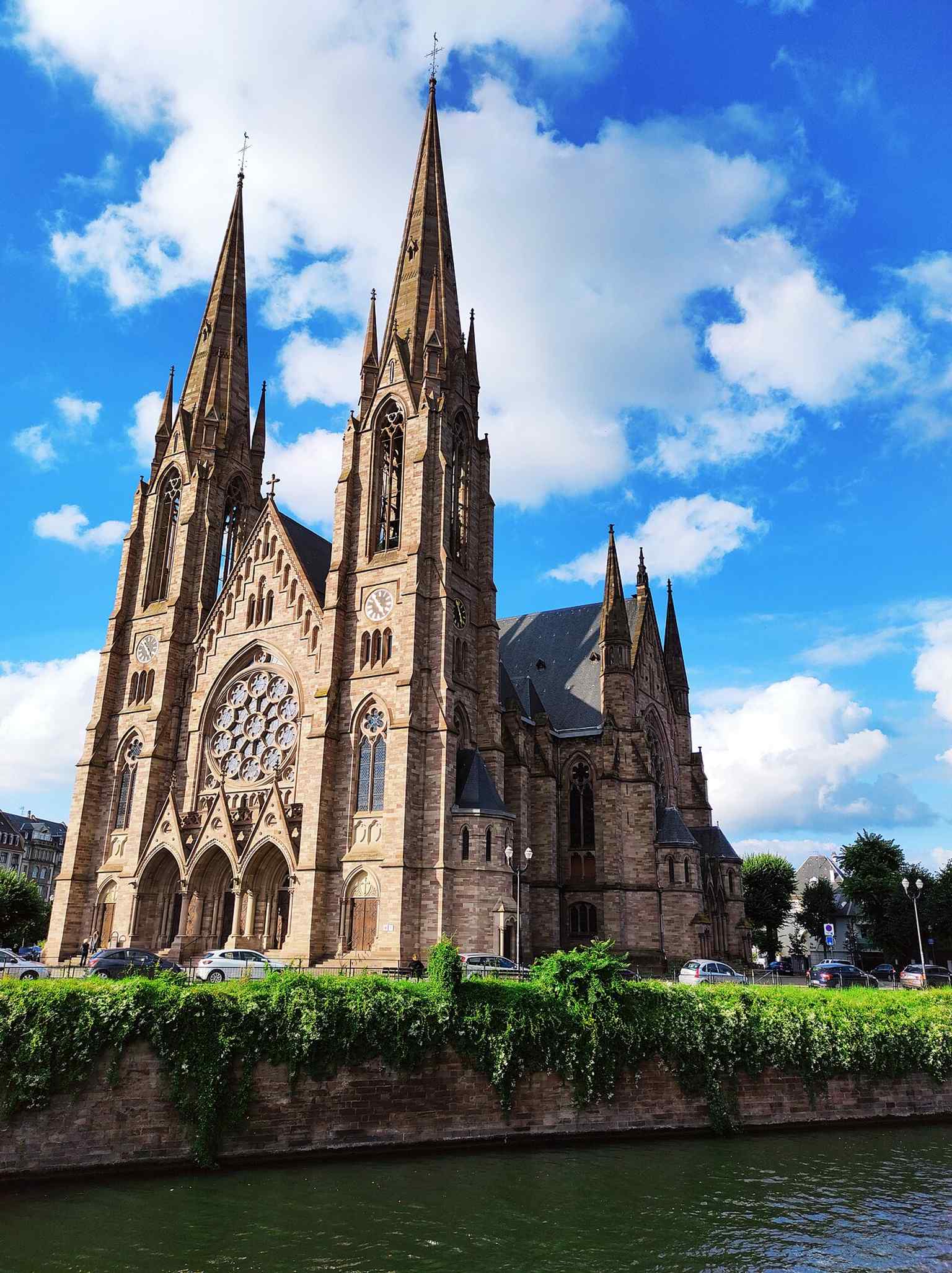 The church seen in its riverside setting, exactly where the Aar and the Ill meet near Quai Zorn and Quai Mullenheim.