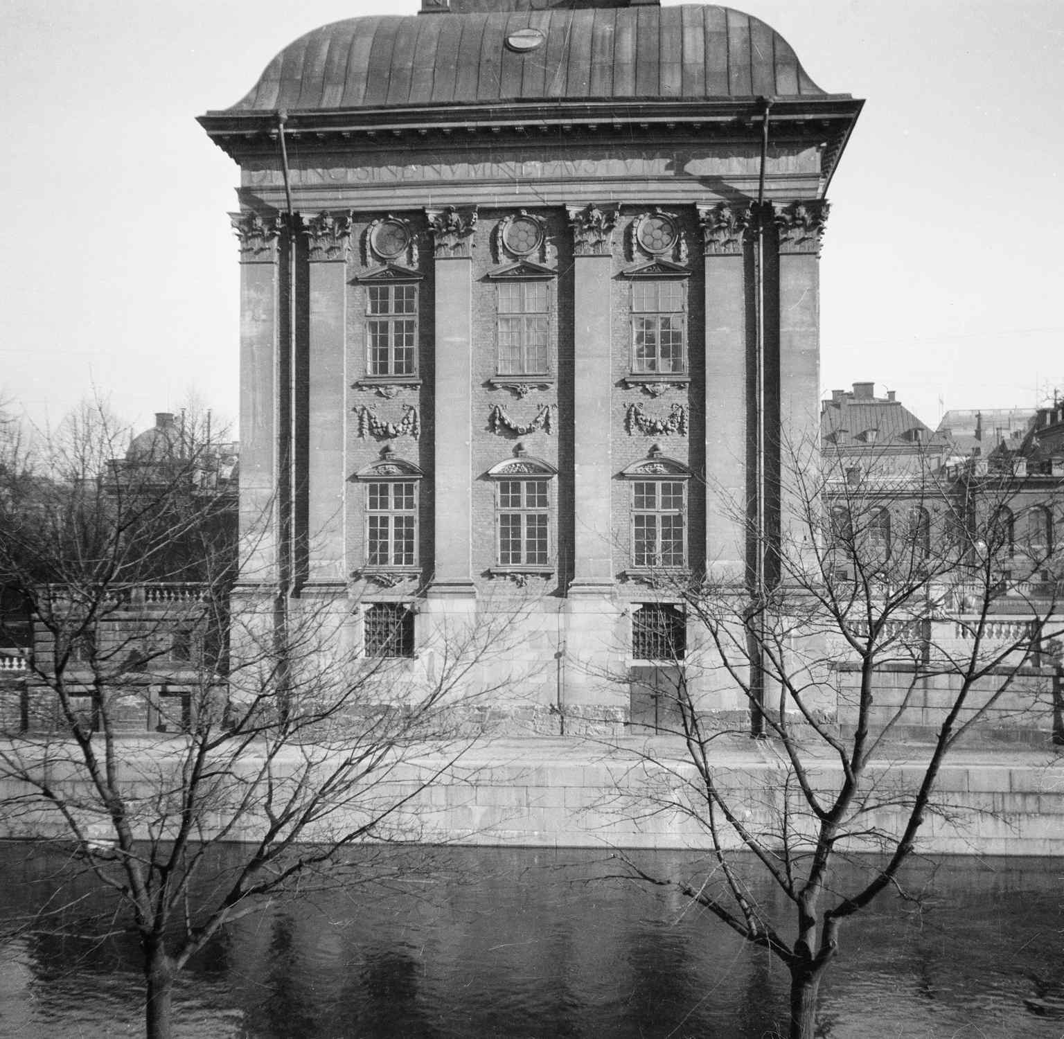 This 1908 exterior shot shows the palace with direct contact to Riddarhustorget, as it was during the Fersen Murder in 1810, where Axel von Fersen was lynched by a mob.