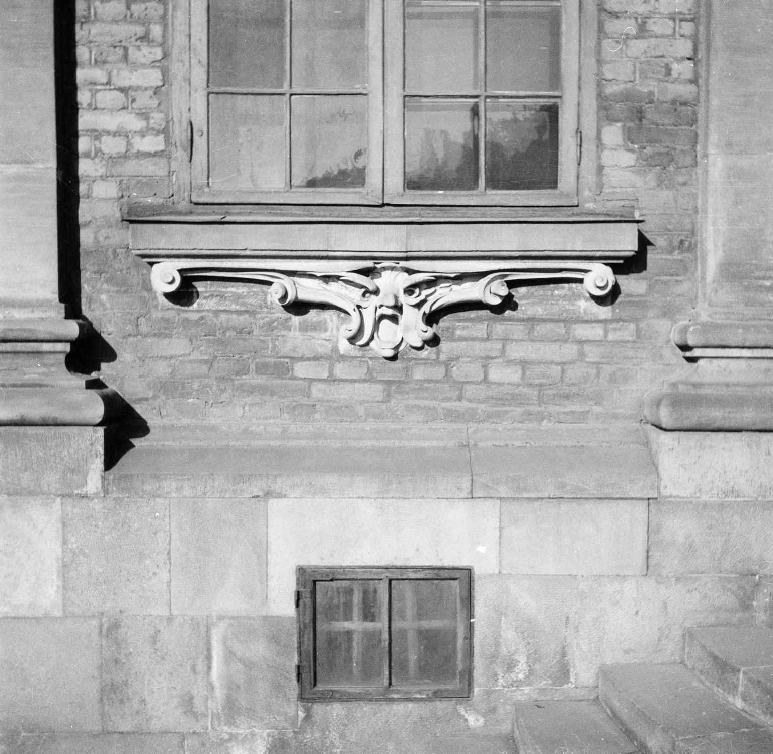 An exterior detail from 1908, showcasing the building's façade, which features light Gotland sandstone, local brick, and Corinthian pilasters.