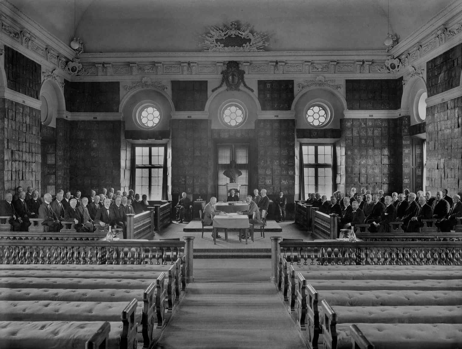 A historic photo from 1918 capturing the General Synod of the Church of Sweden, demonstrating the Riddarhuspalatset's continued use for important gatherings in its grand interior spaces.