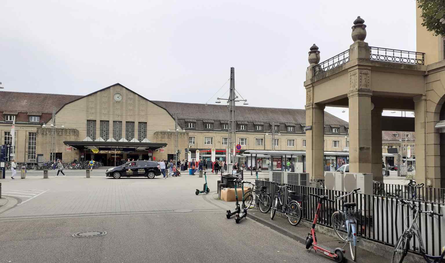 The Bahnhofsvorplatz (station square), designed by Wilhelm Vittali, is surrounded by arcaded buildings and forms a typical example of pre-WWI urban architecture.