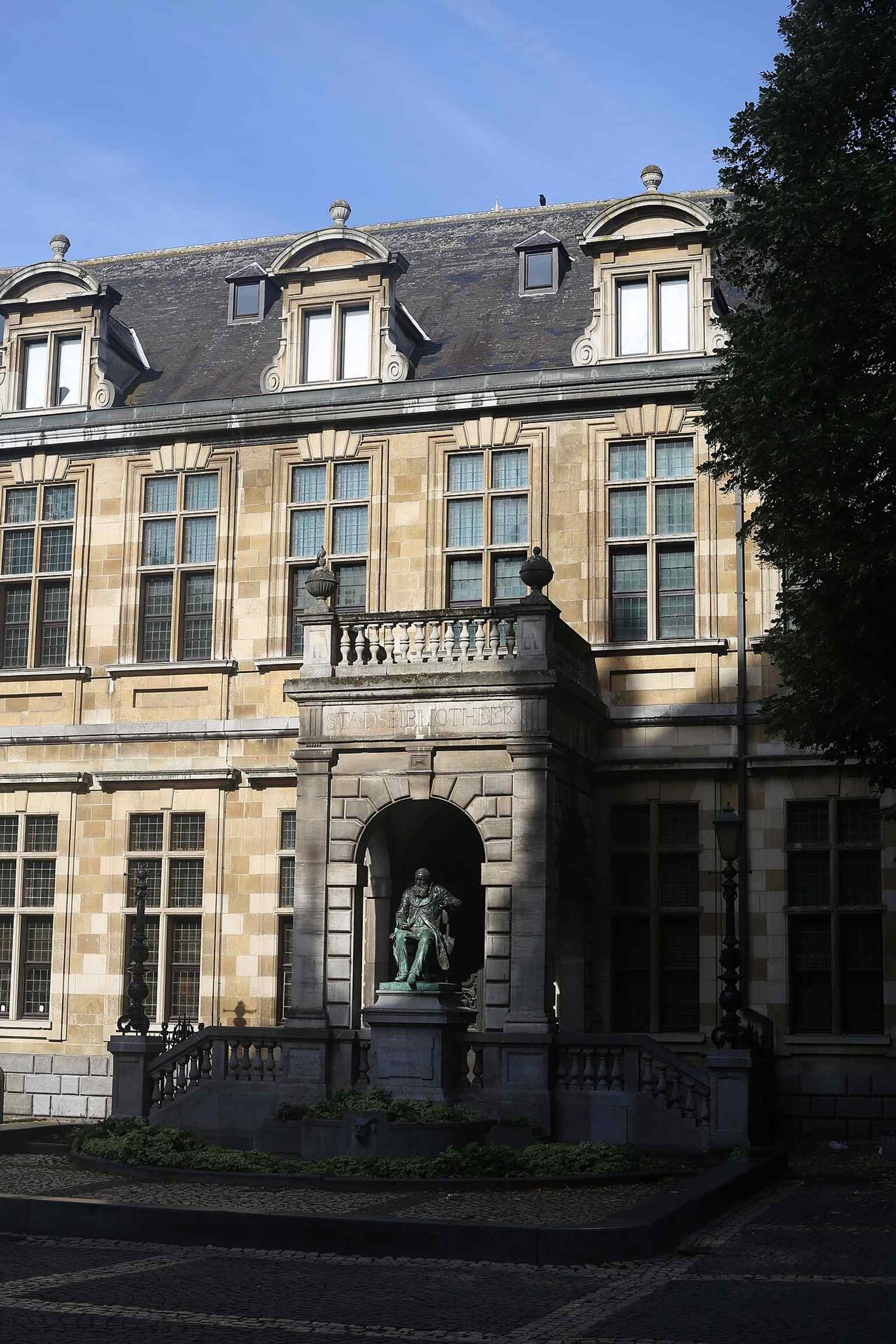 Hendrik Conscience’s statue in front of the entrance, a reminder that the library takes its name from the Flemish writer.