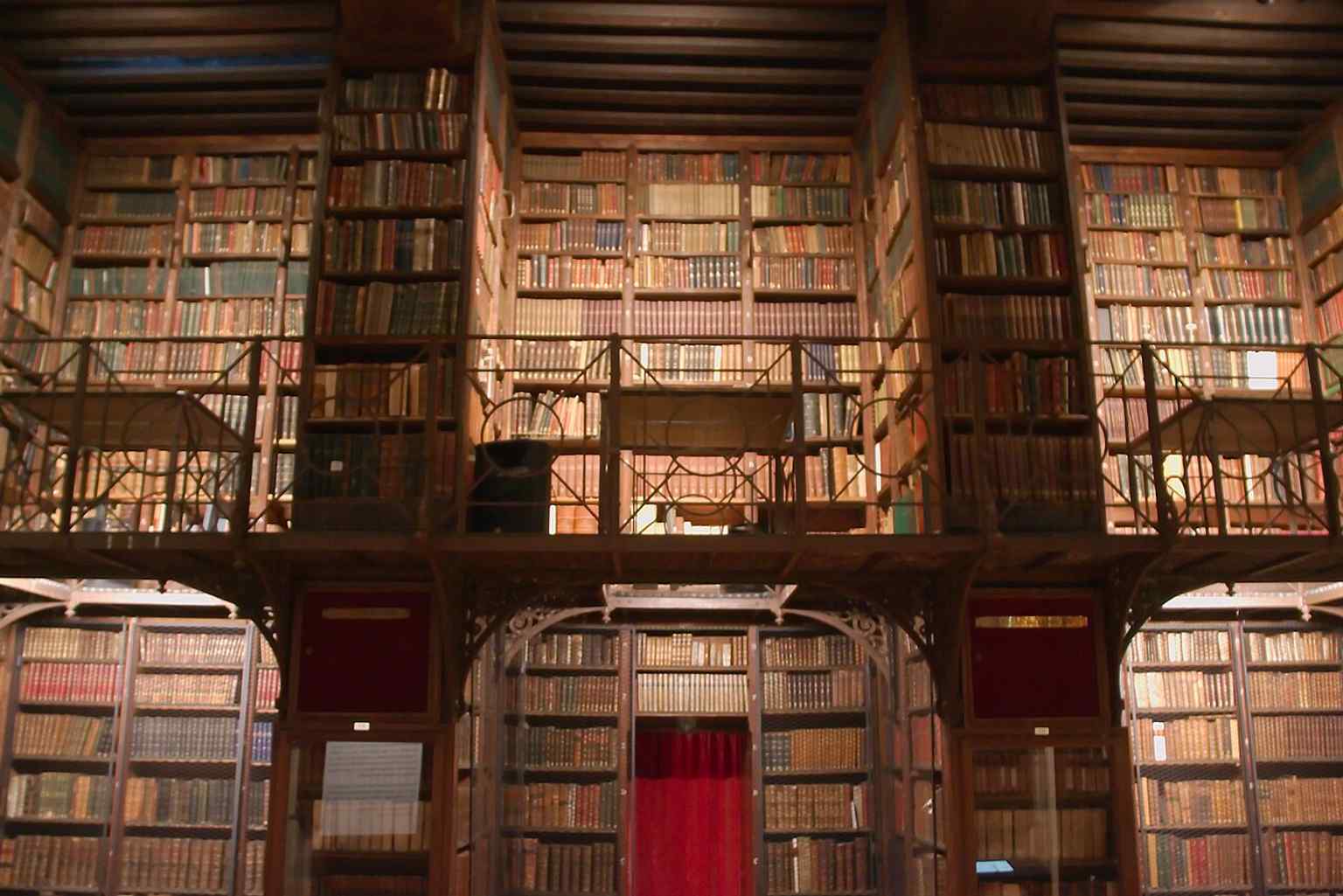 The main reading room, where visitors consult the collection on site because the heritage library does not lend books out.