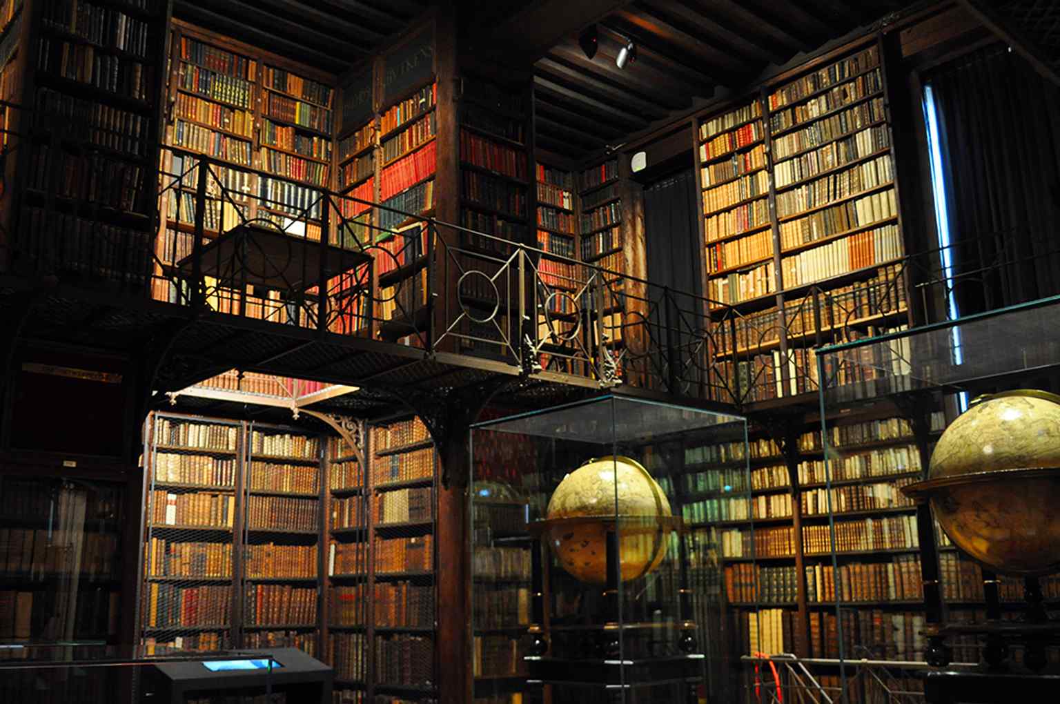 A smaller interior view of the reading room, evoking the quiet public consultation space that opened to citizens in the 19th century.