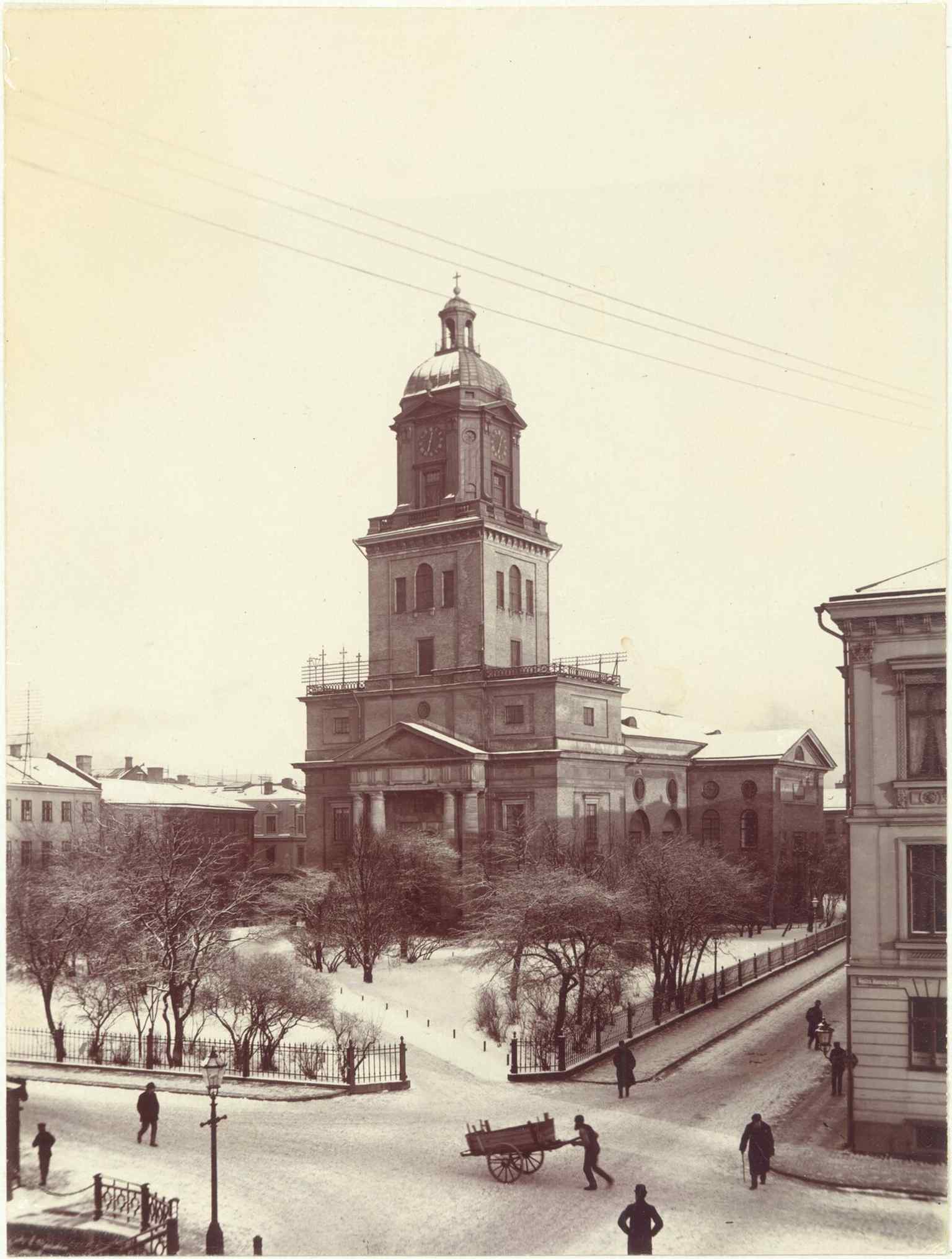 This 1901 photograph offers a view of Domkyrkoplanen and the cathedral, illustrating the urban context of the time before further city changes.
