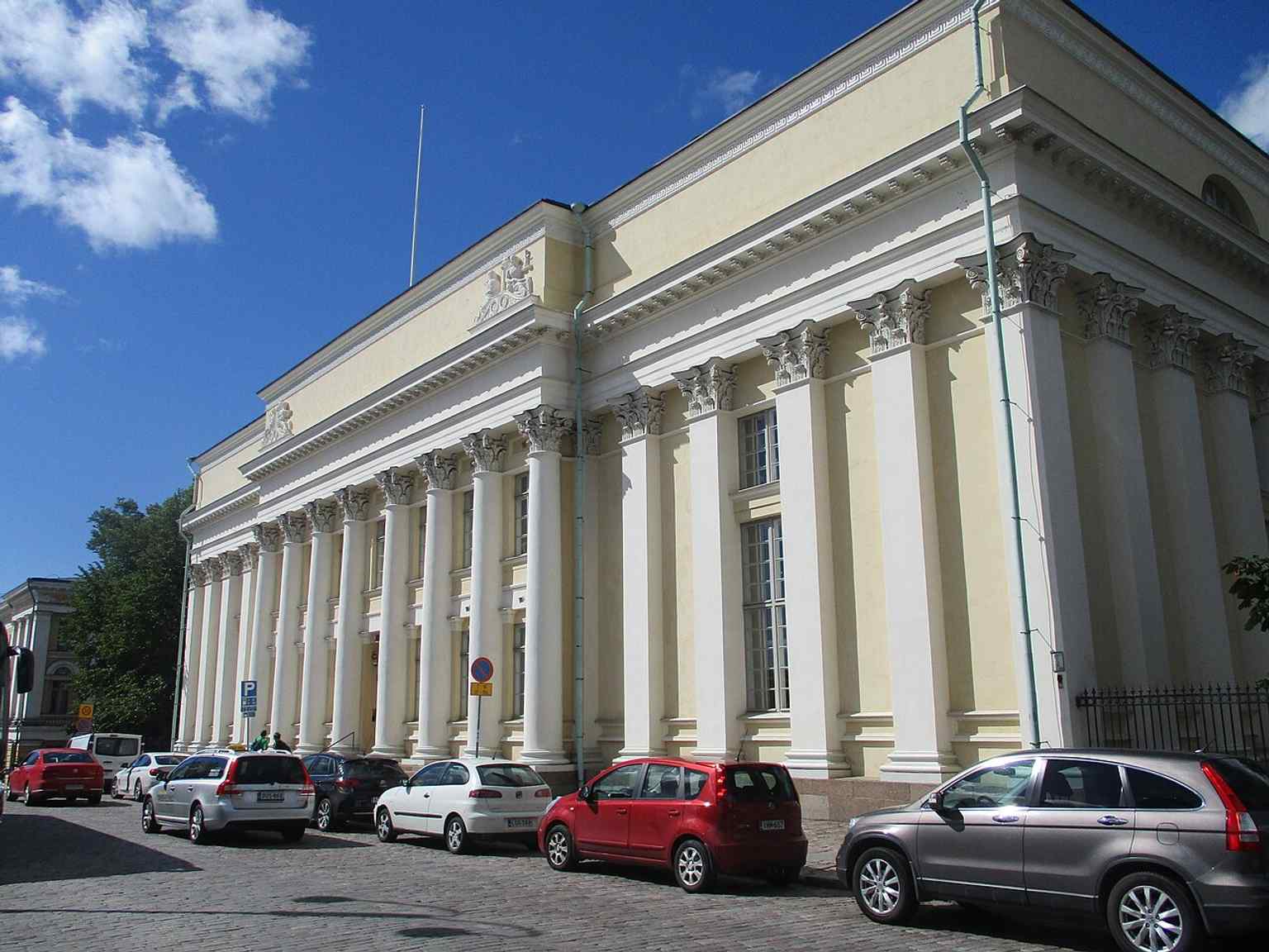 The grand Helsinki street façade of the National Library, the historic main building beside Senate Square and the University of Helsinki.