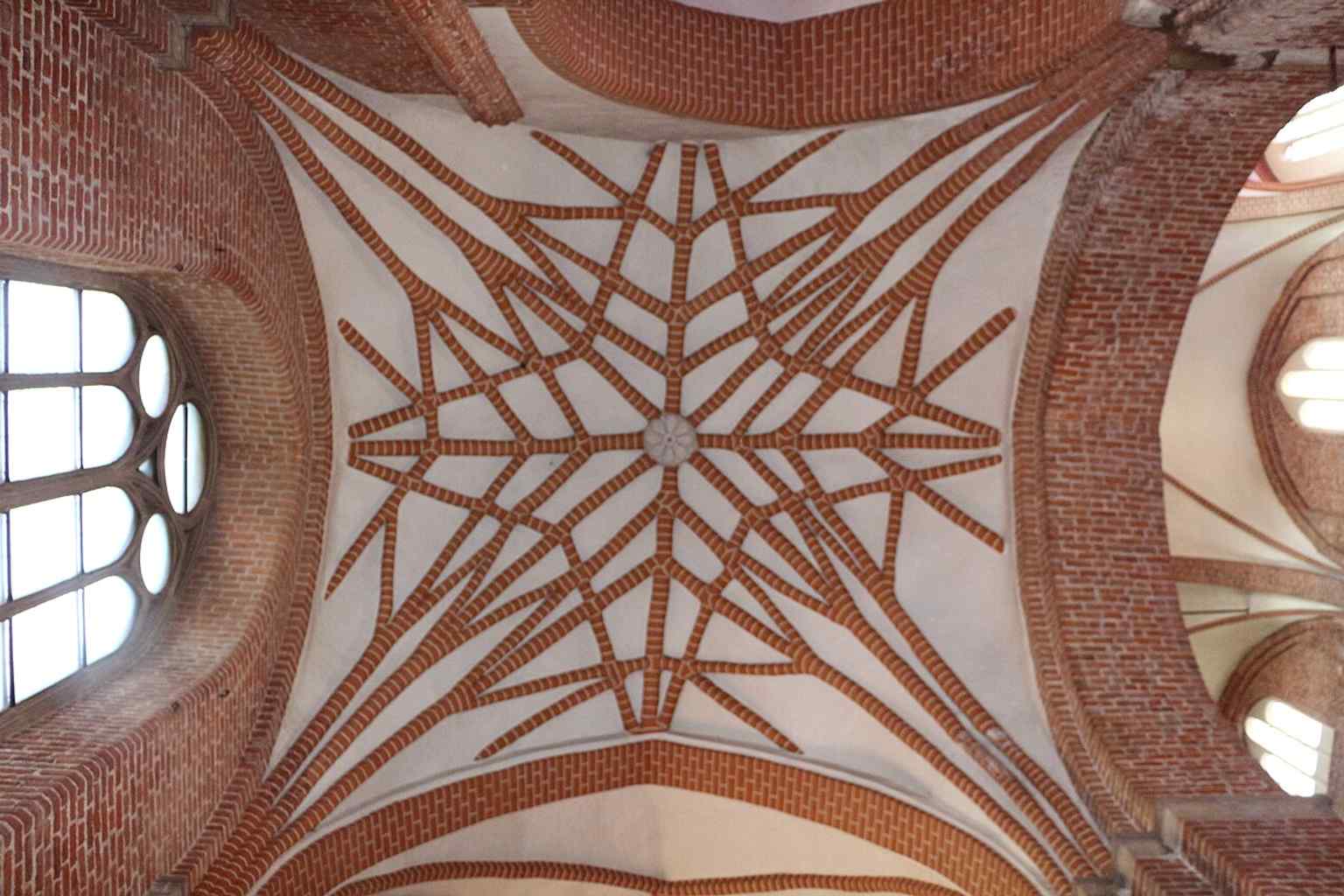 The side nave vaults reveal the Gothic character of the rebuilt interior, echoing the church’s North European medieval roots.